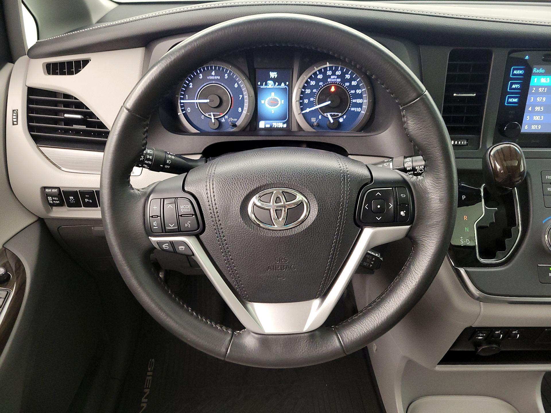 Thumbnail: 2017 Toyota Sienna - 10