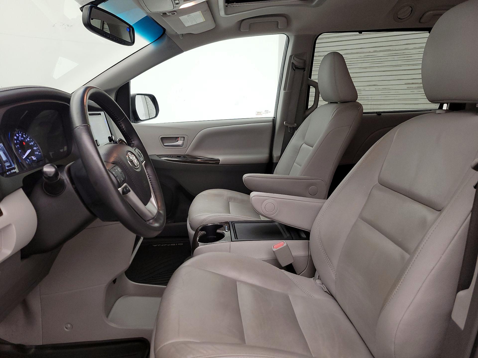 Thumbnail: 2017 Toyota Sienna - 11
