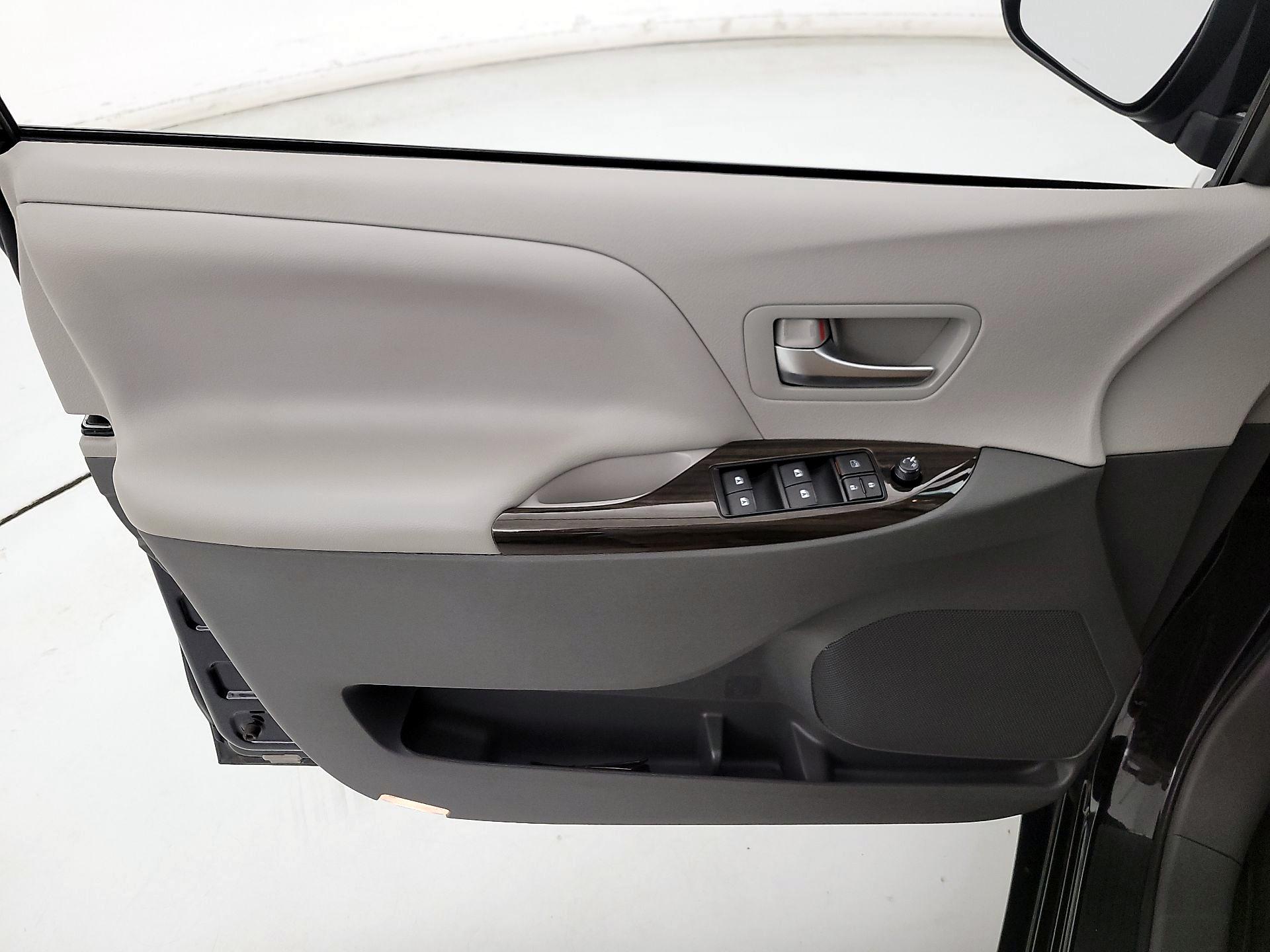 Thumbnail: 2017 Toyota Sienna - 12
