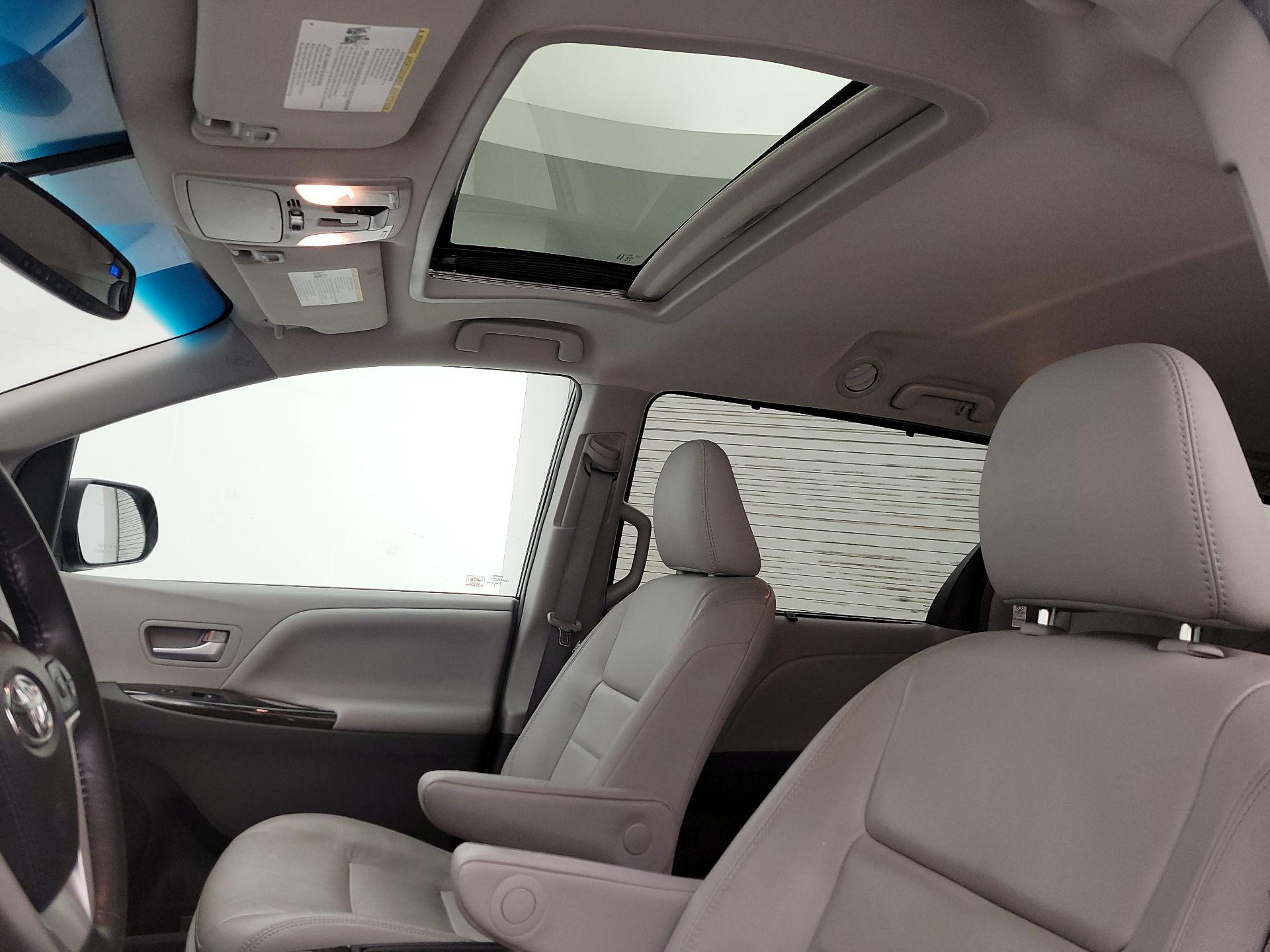 Thumbnail: 2017 Toyota Sienna - 19