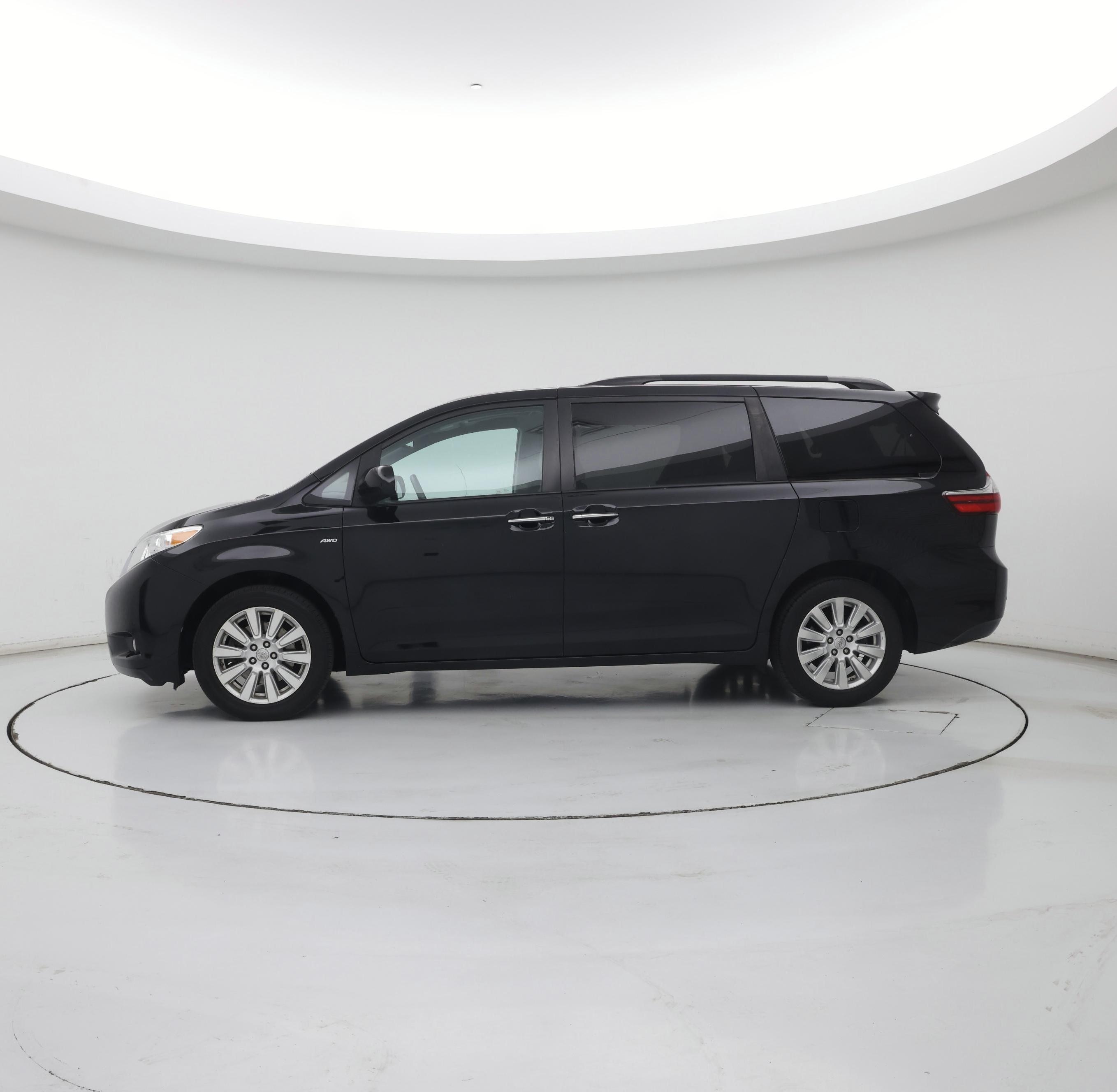 Thumbnail: 2017 Toyota Sienna - 3