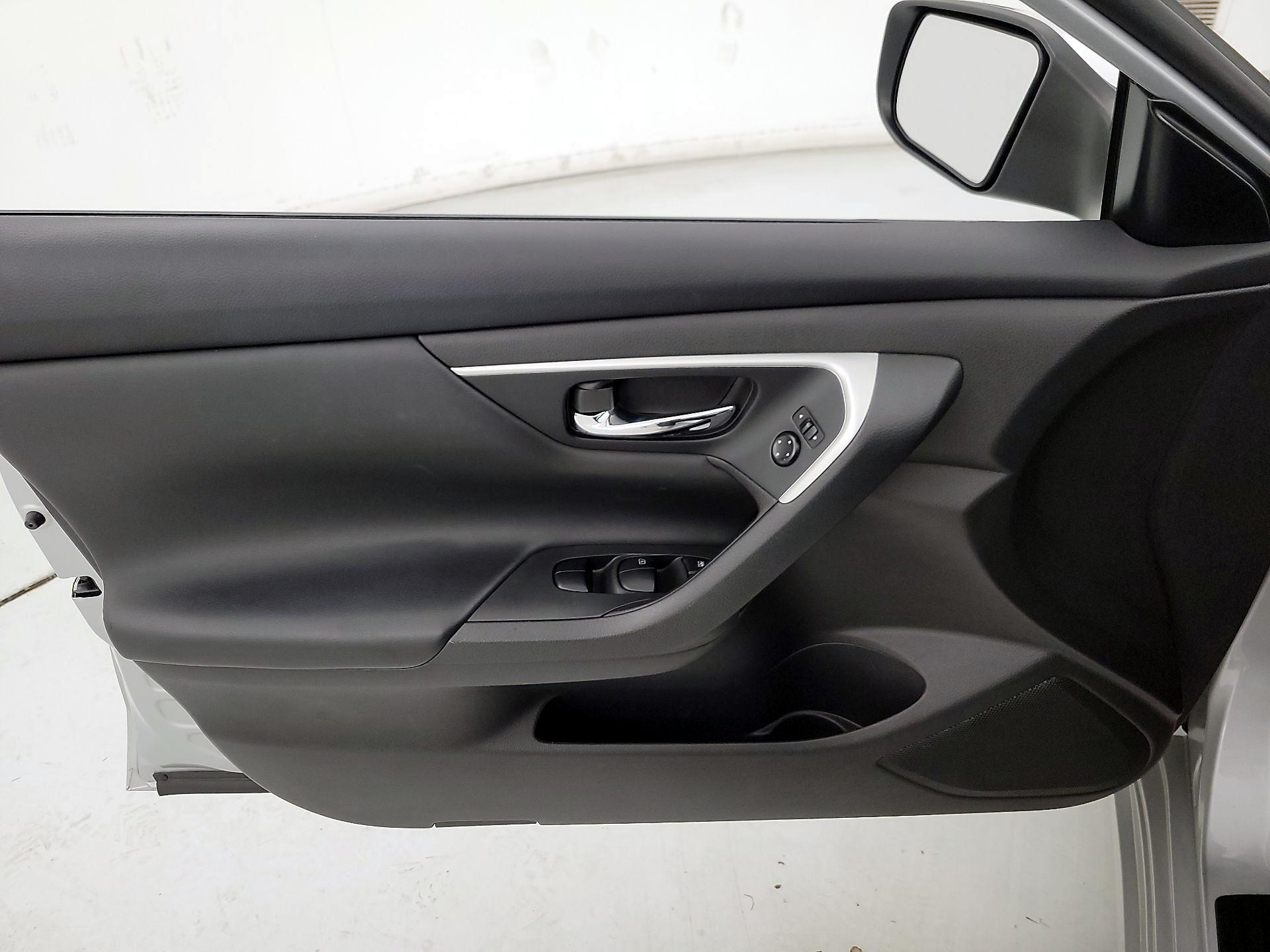 Thumbnail: 2016 Nissan Altima - 12