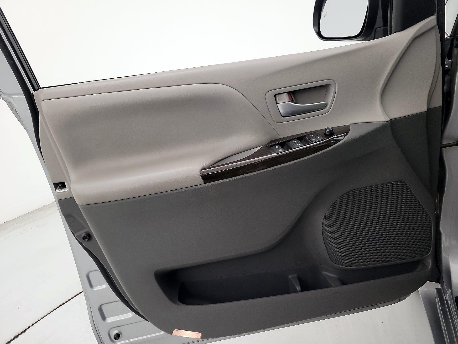 Thumbnail: 2015 Toyota Sienna - 12