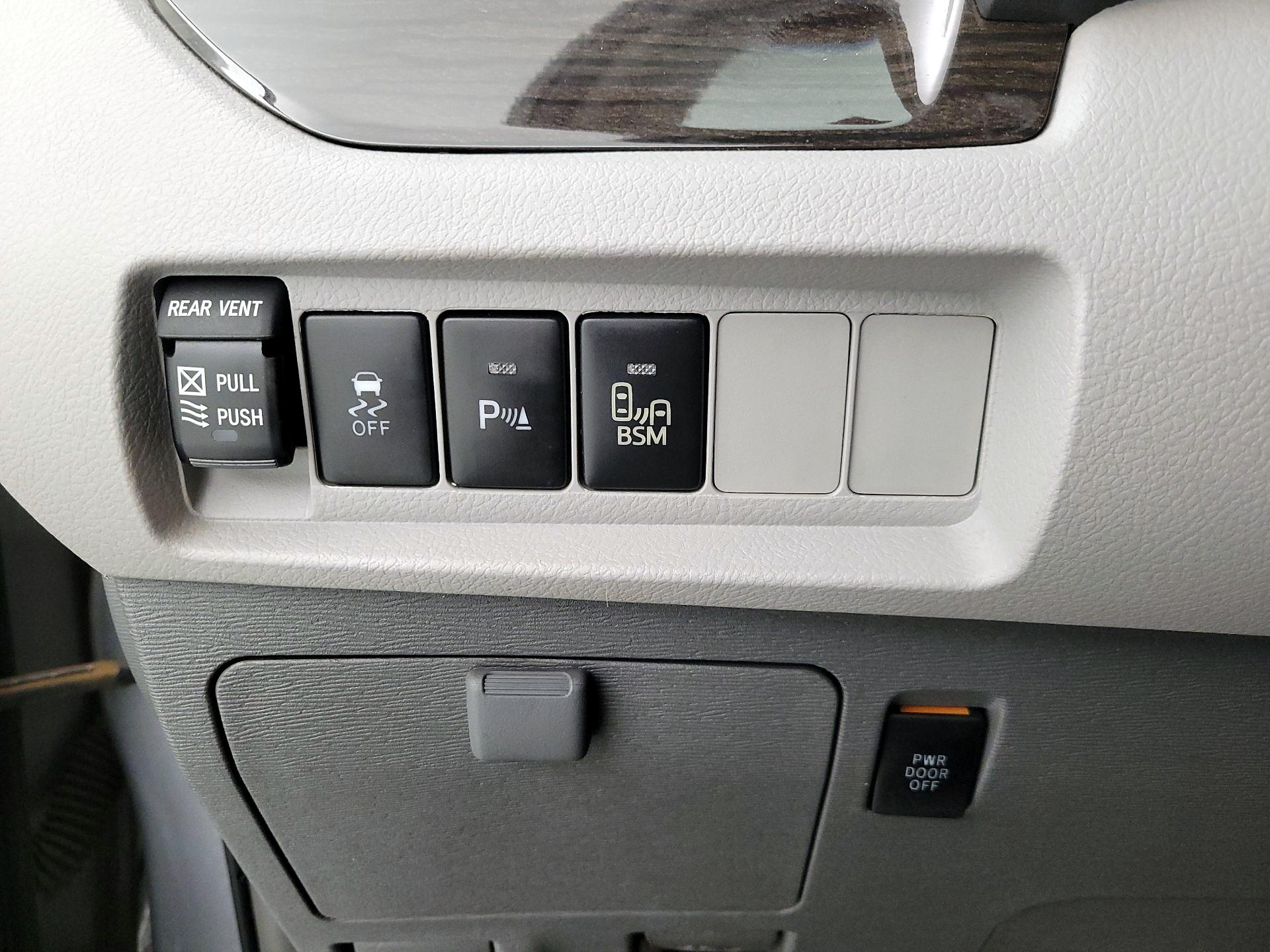 Thumbnail: 2015 Toyota Sienna - 13