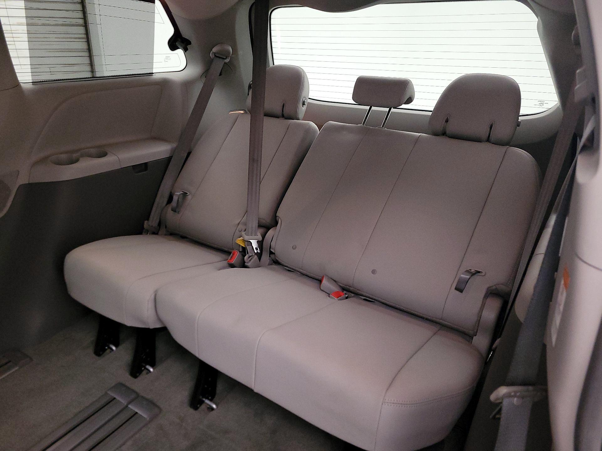 Thumbnail: 2015 Toyota Sienna - 20