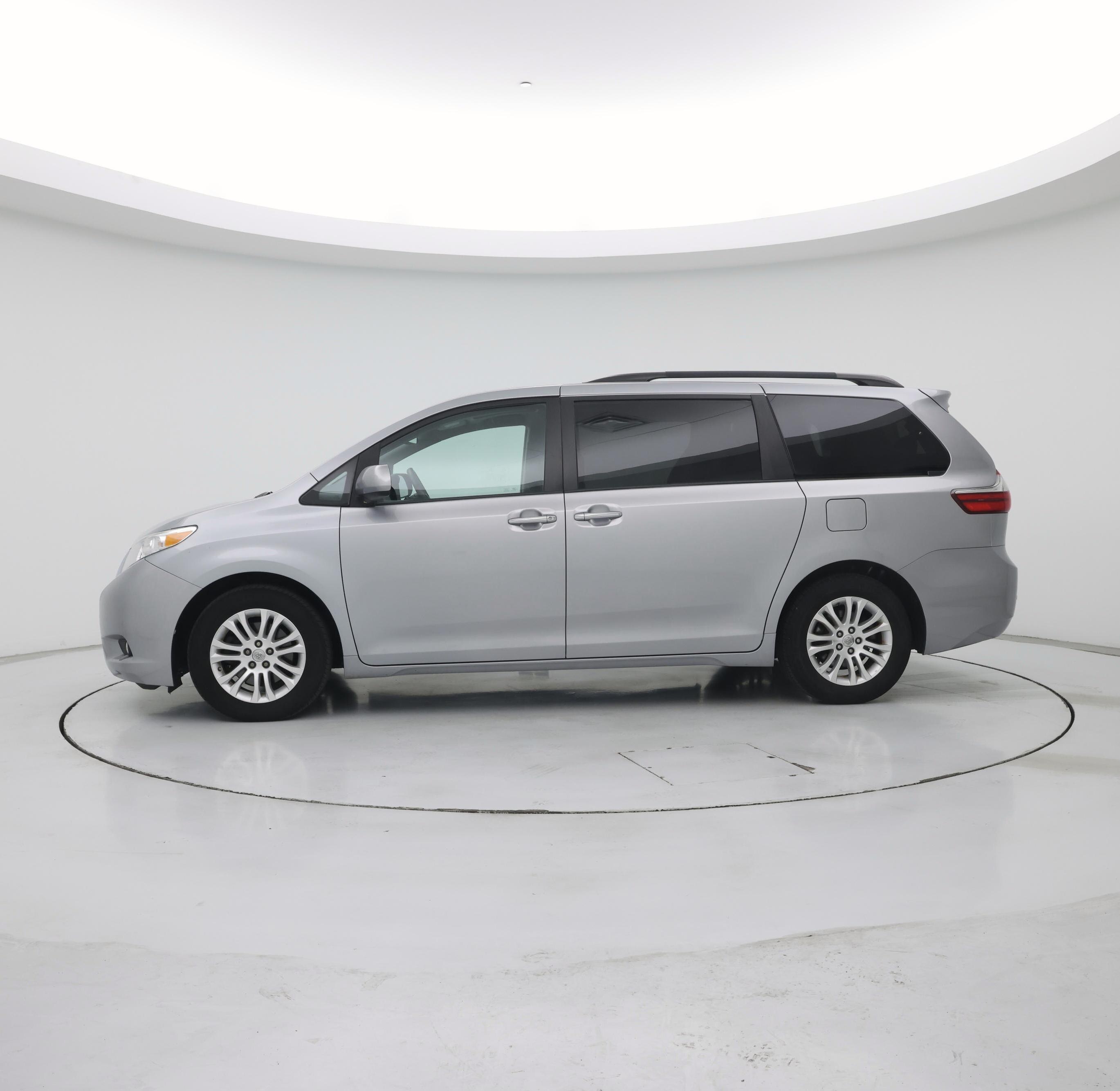 Thumbnail: 2015 Toyota Sienna - 3