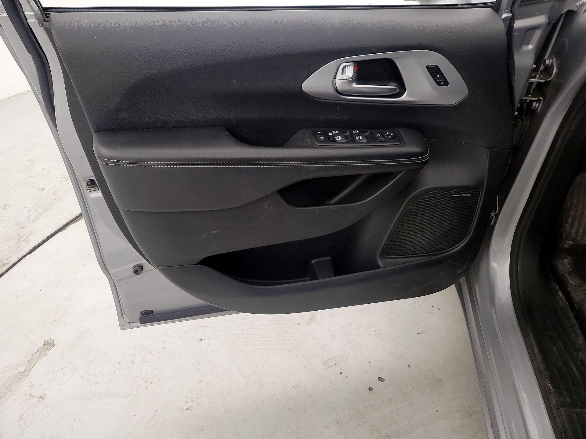 Thumbnail: 2018 Chrysler Pacifica - 12