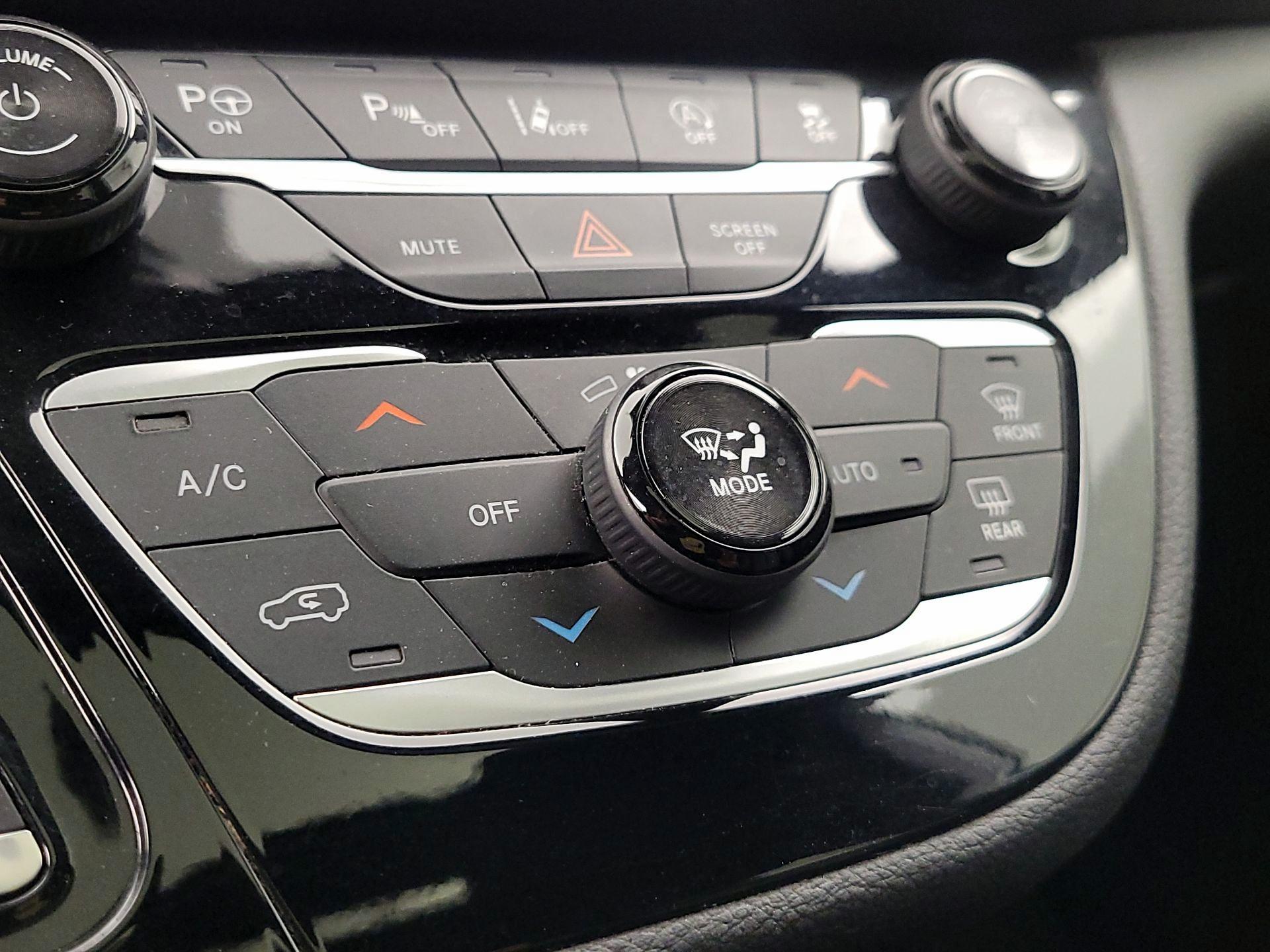 Thumbnail: 2018 Chrysler Pacifica - 17