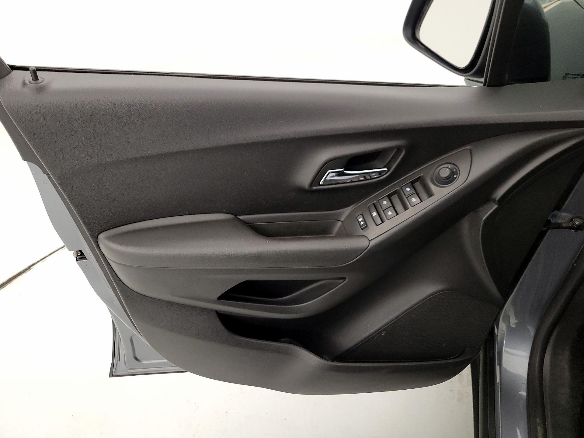 Thumbnail: 2015 Chevrolet Trax - 12