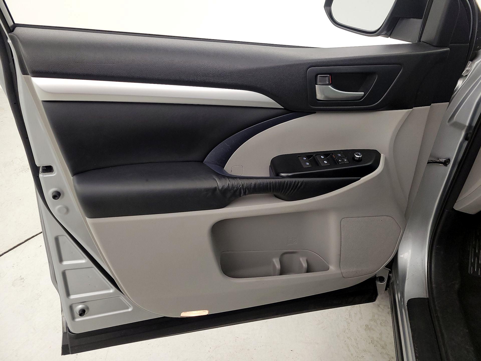 Thumbnail: 2015 Toyota Highlander - 12