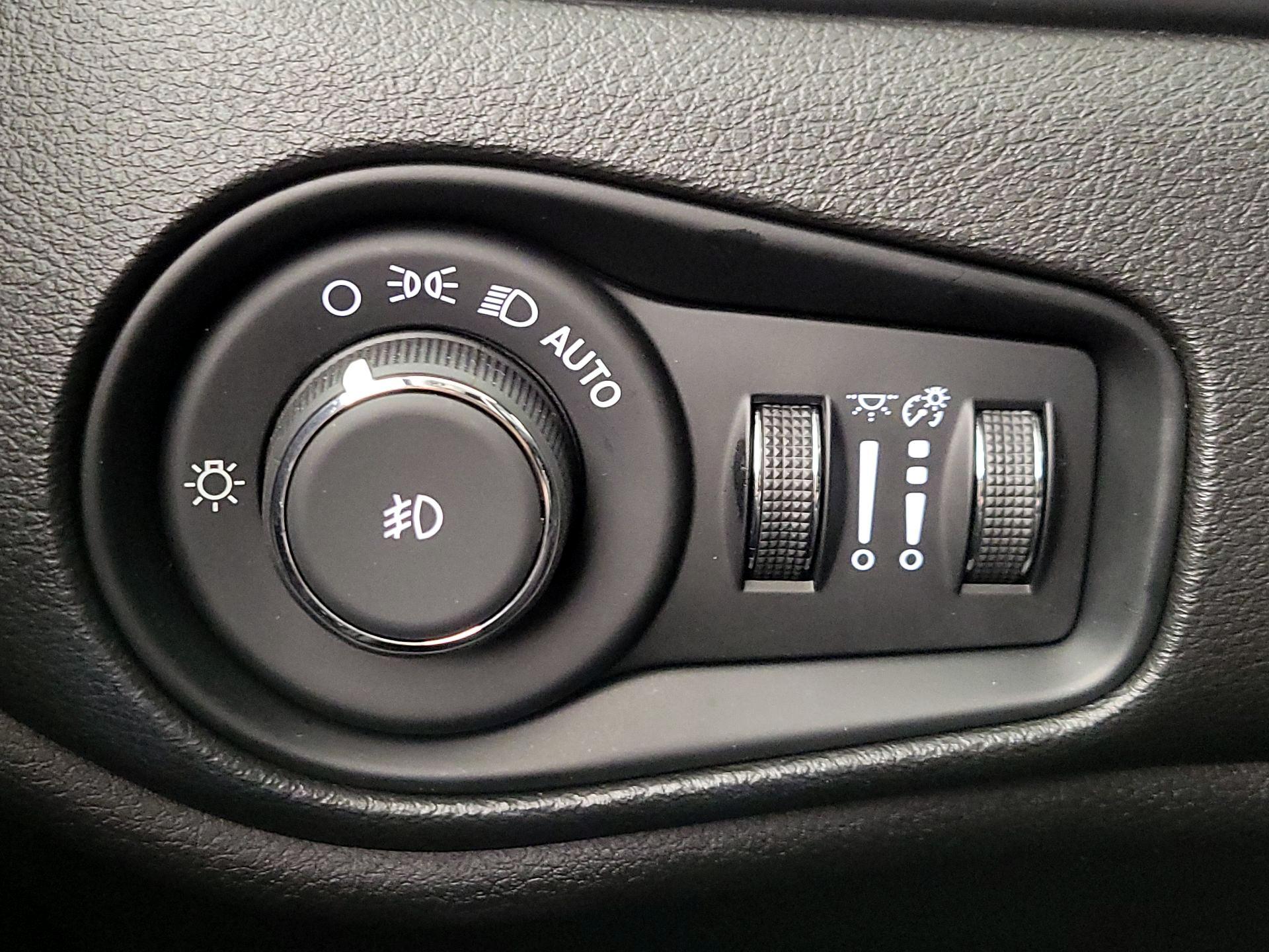 Thumbnail: 2016 Jeep Renegade - 13