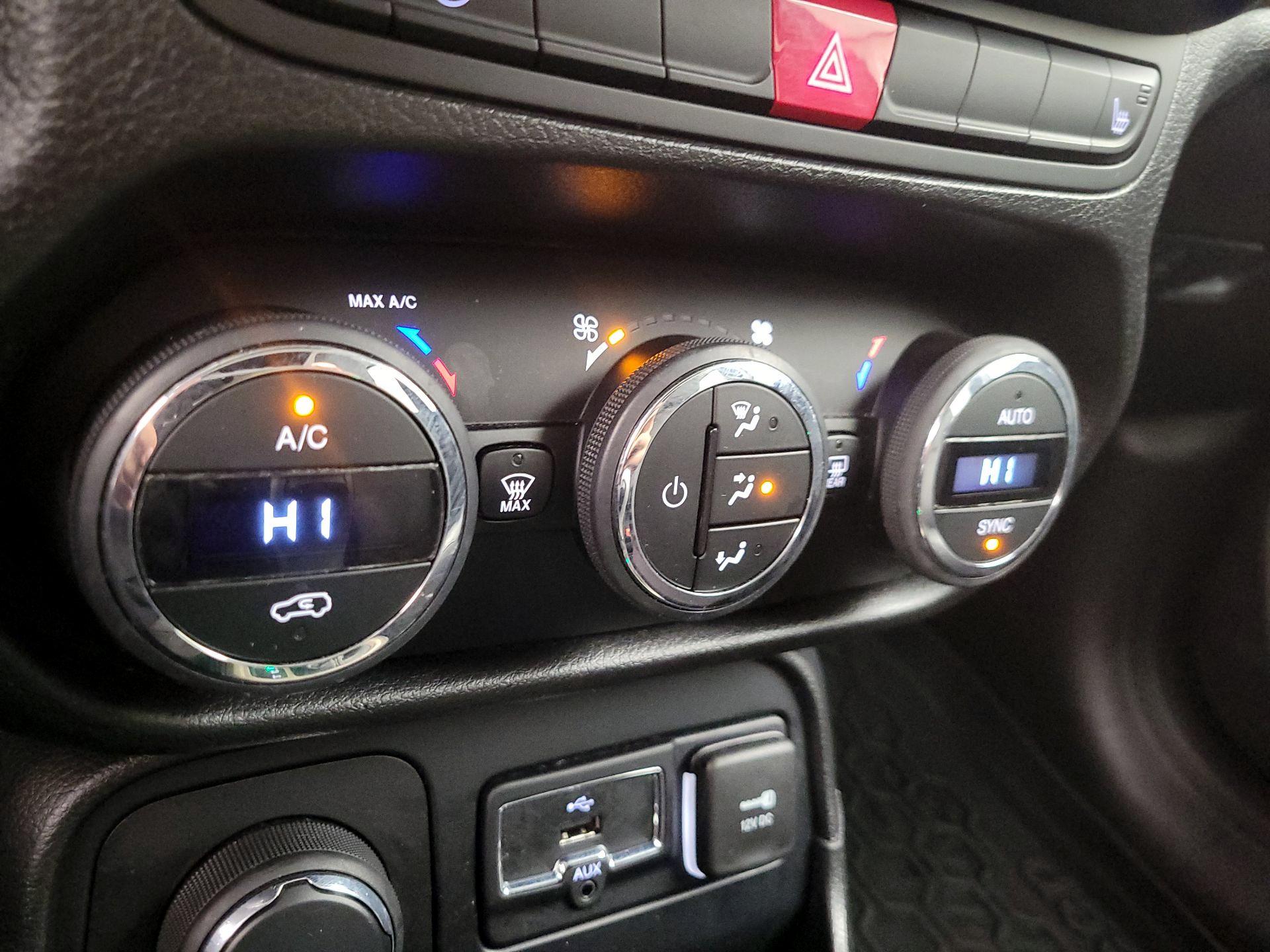 Thumbnail: 2016 Jeep Renegade - 17