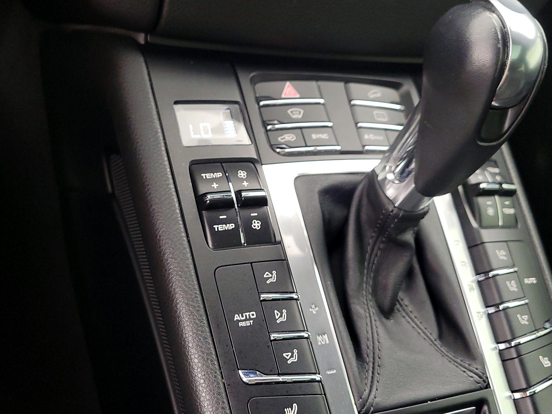 Thumbnail: 2015 Porsche Macan - 16