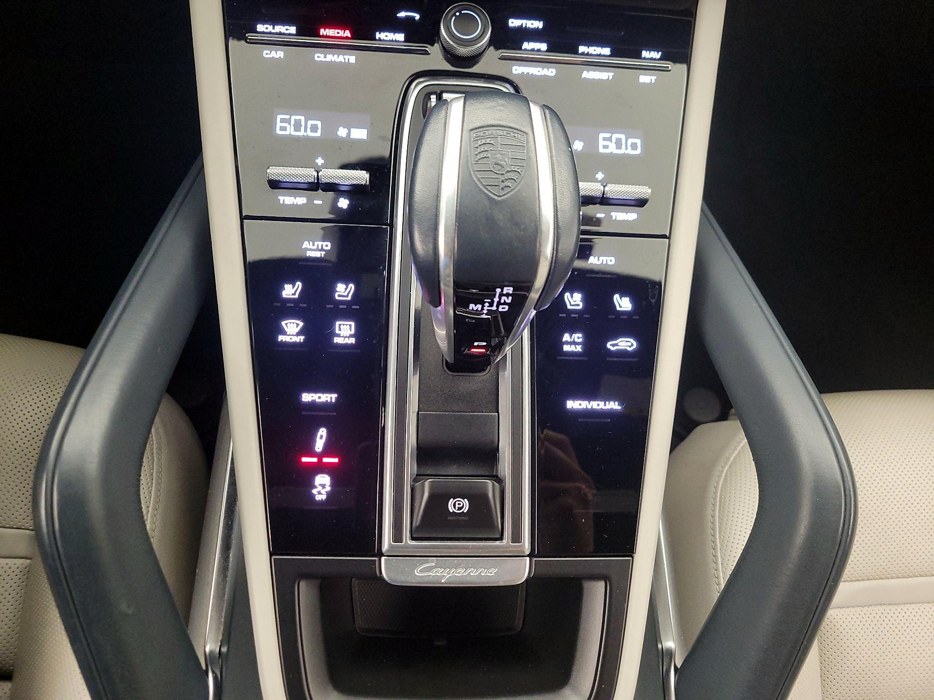 Thumbnail: 2020 Porsche Cayenne - 17