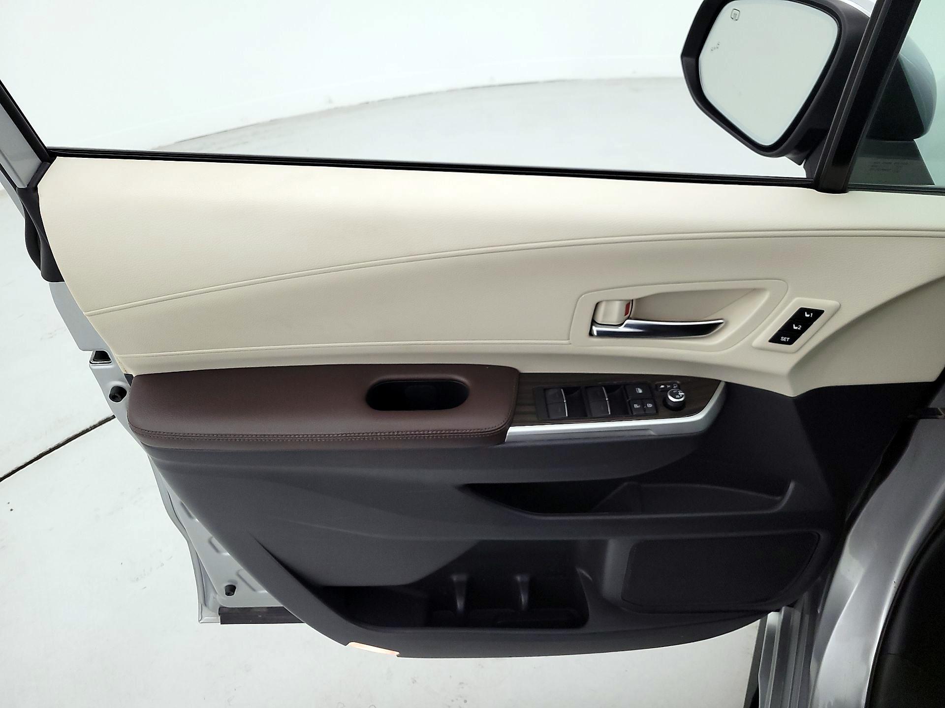 Thumbnail: 2021 Toyota Sienna - 12
