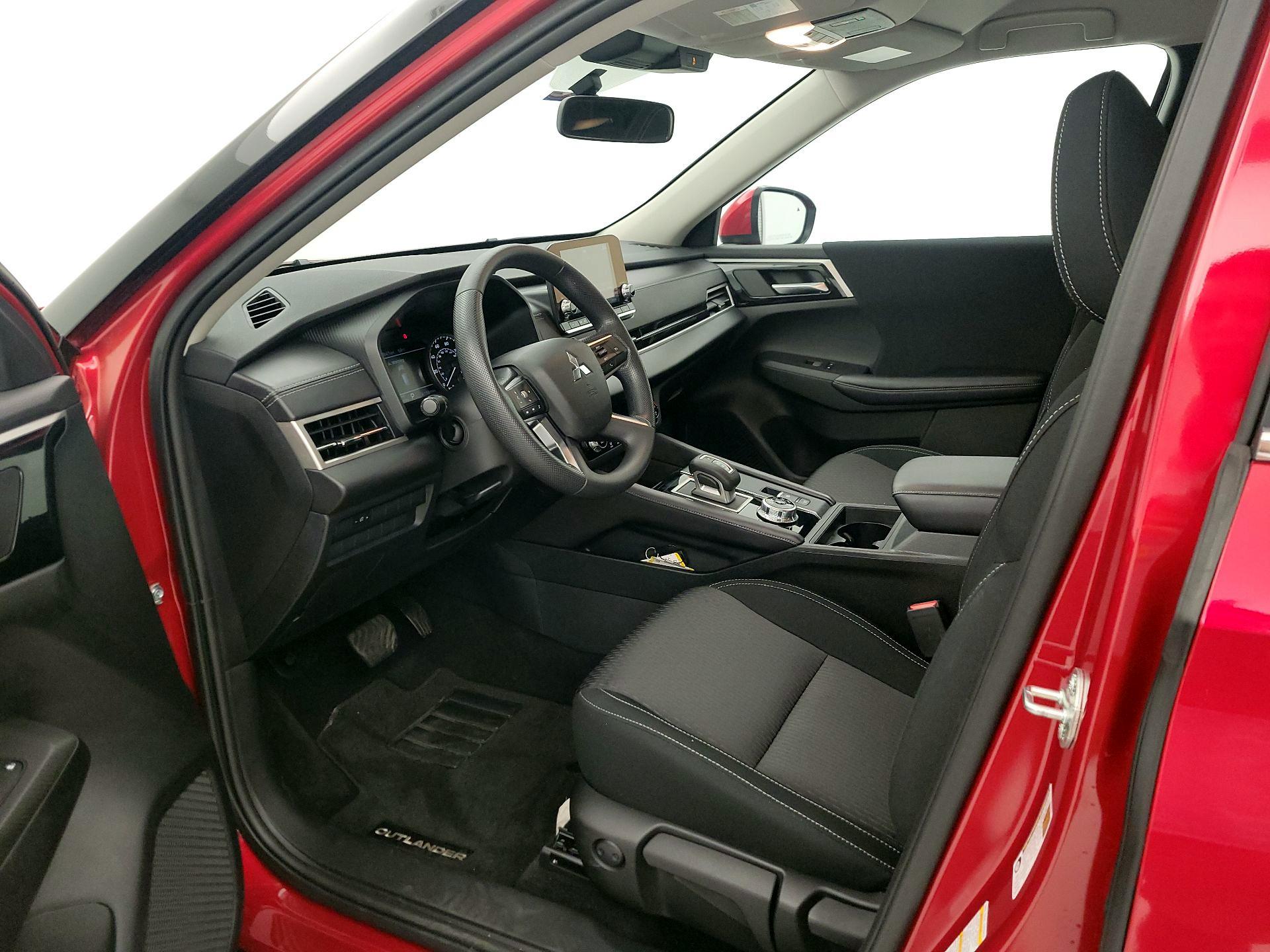 Thumbnail: 2024 Mitsubishi Outlander - 11