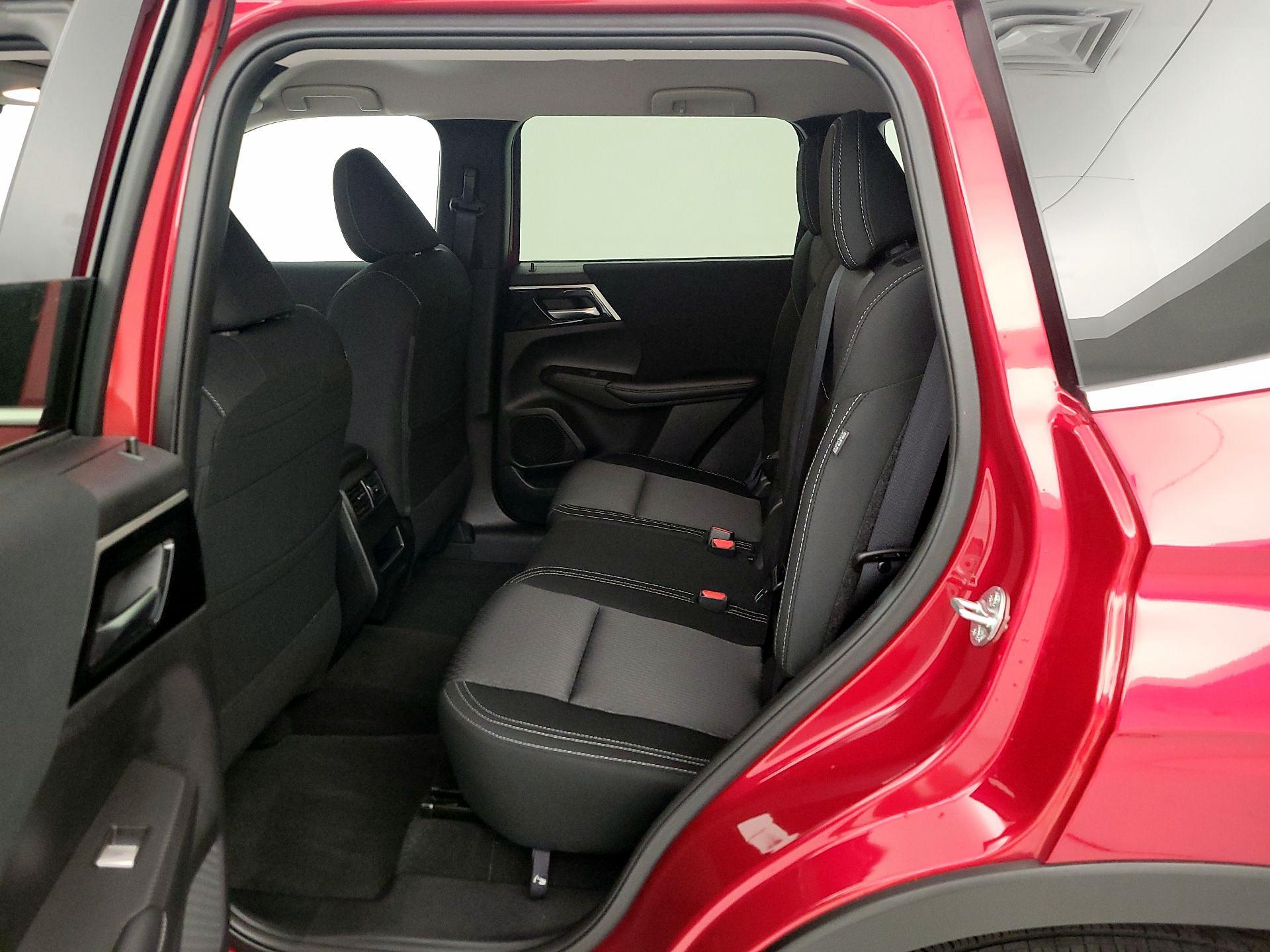 Thumbnail: 2024 Mitsubishi Outlander - 19