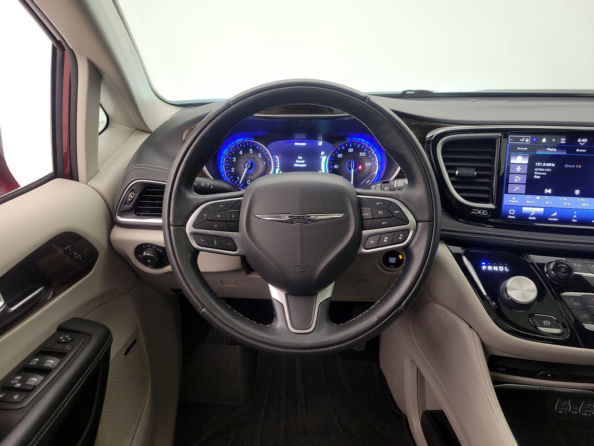 Thumbnail: 2022 Chrysler Pacifica - 10