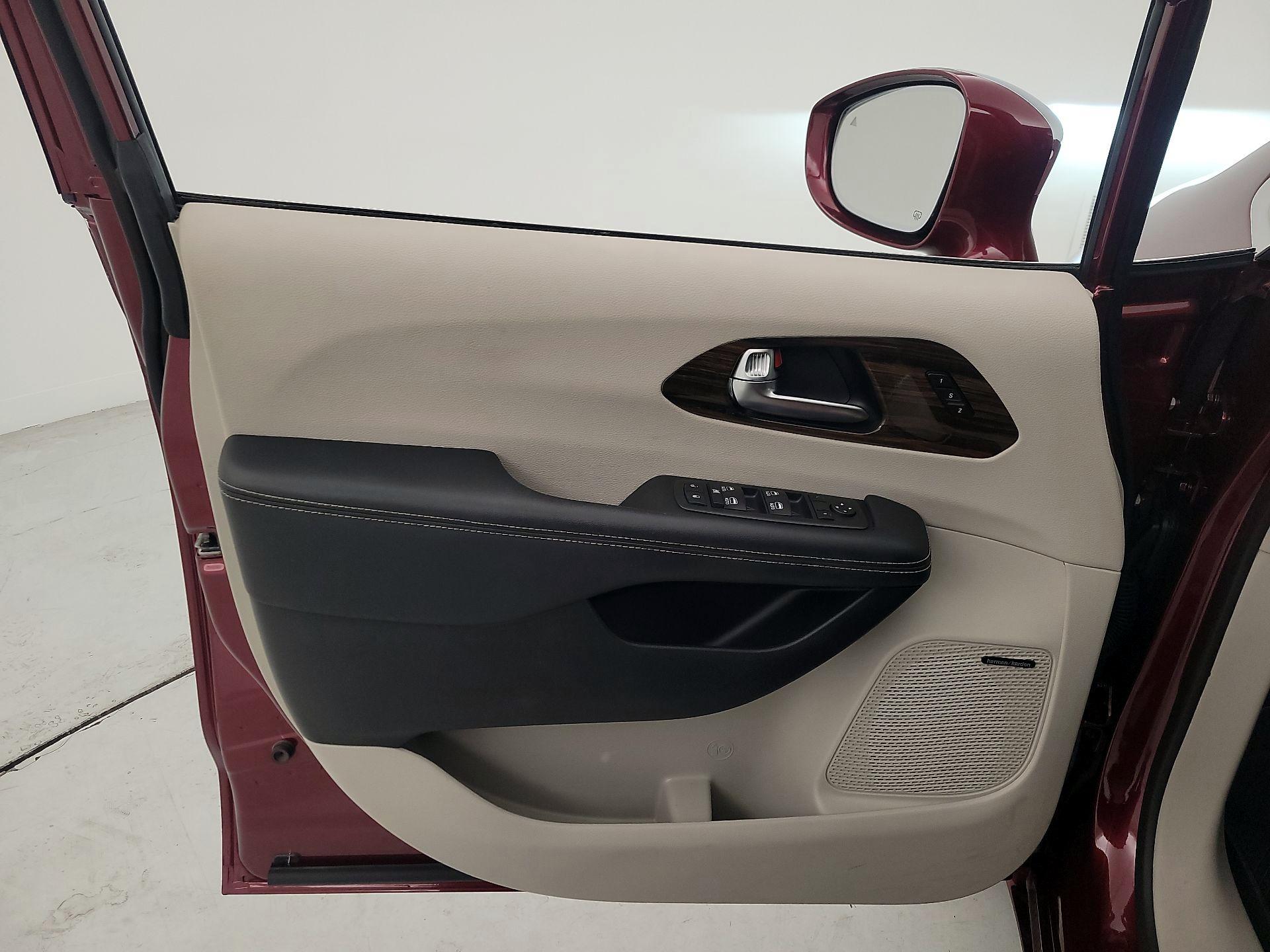 Thumbnail: 2022 Chrysler Pacifica - 12