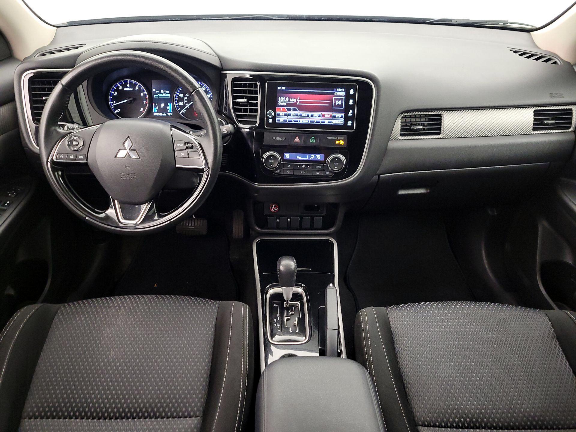 Thumbnail: 2017 Mitsubishi Outlander - 9