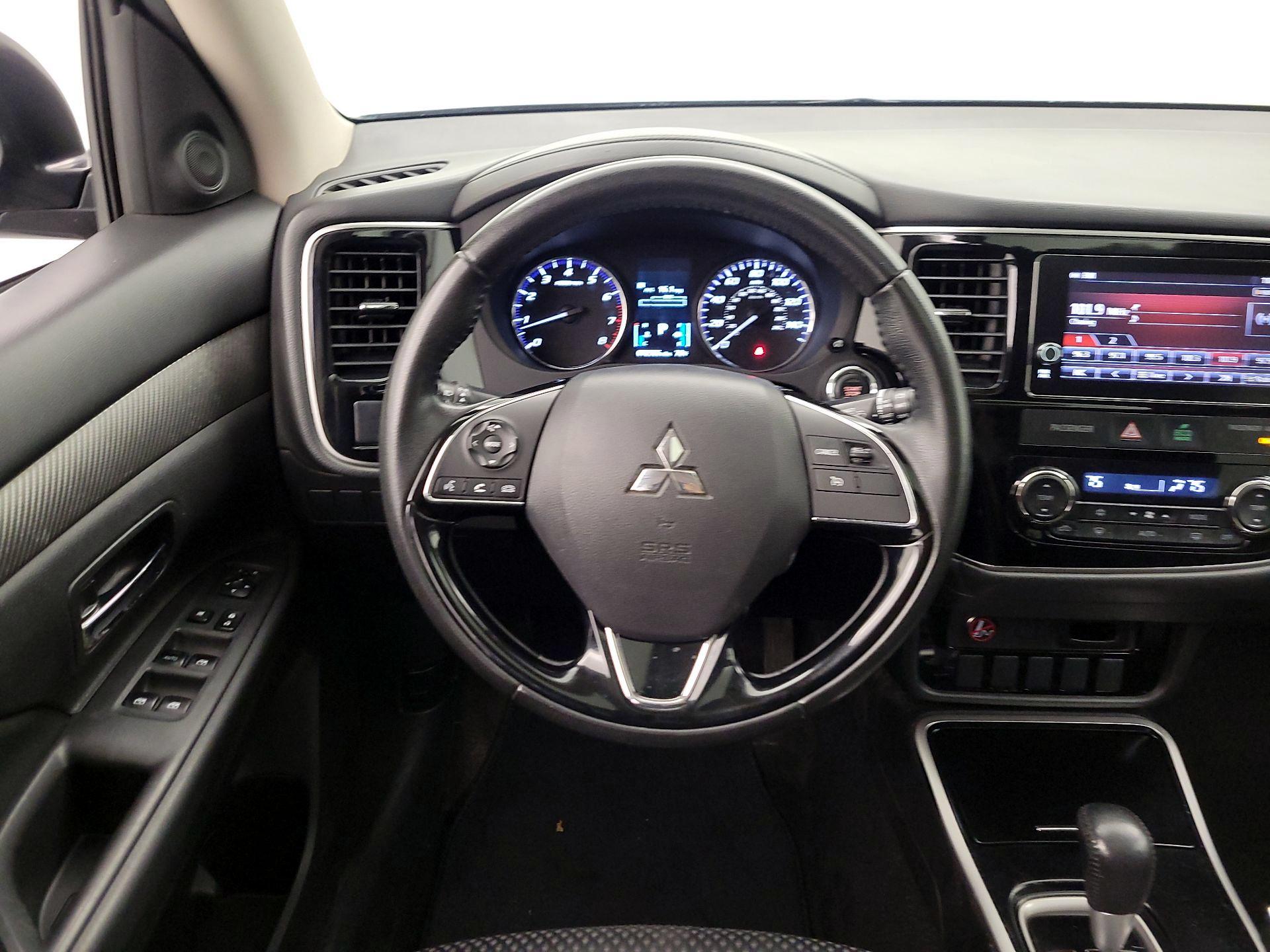 Thumbnail: 2017 Mitsubishi Outlander - 10