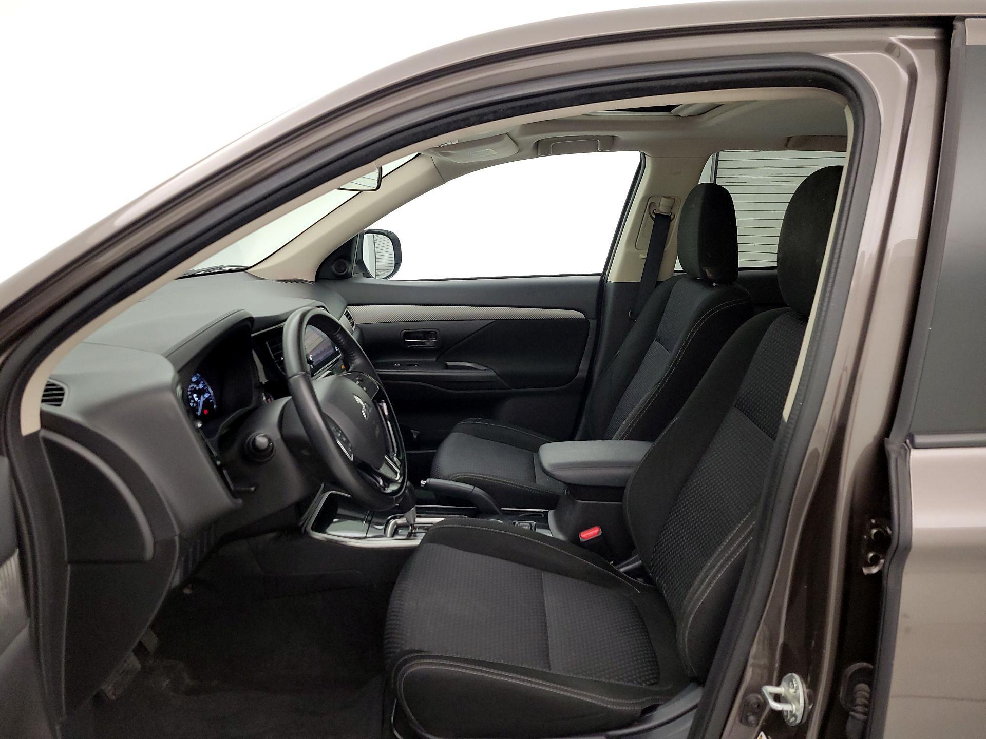 Thumbnail: 2017 Mitsubishi Outlander - 11