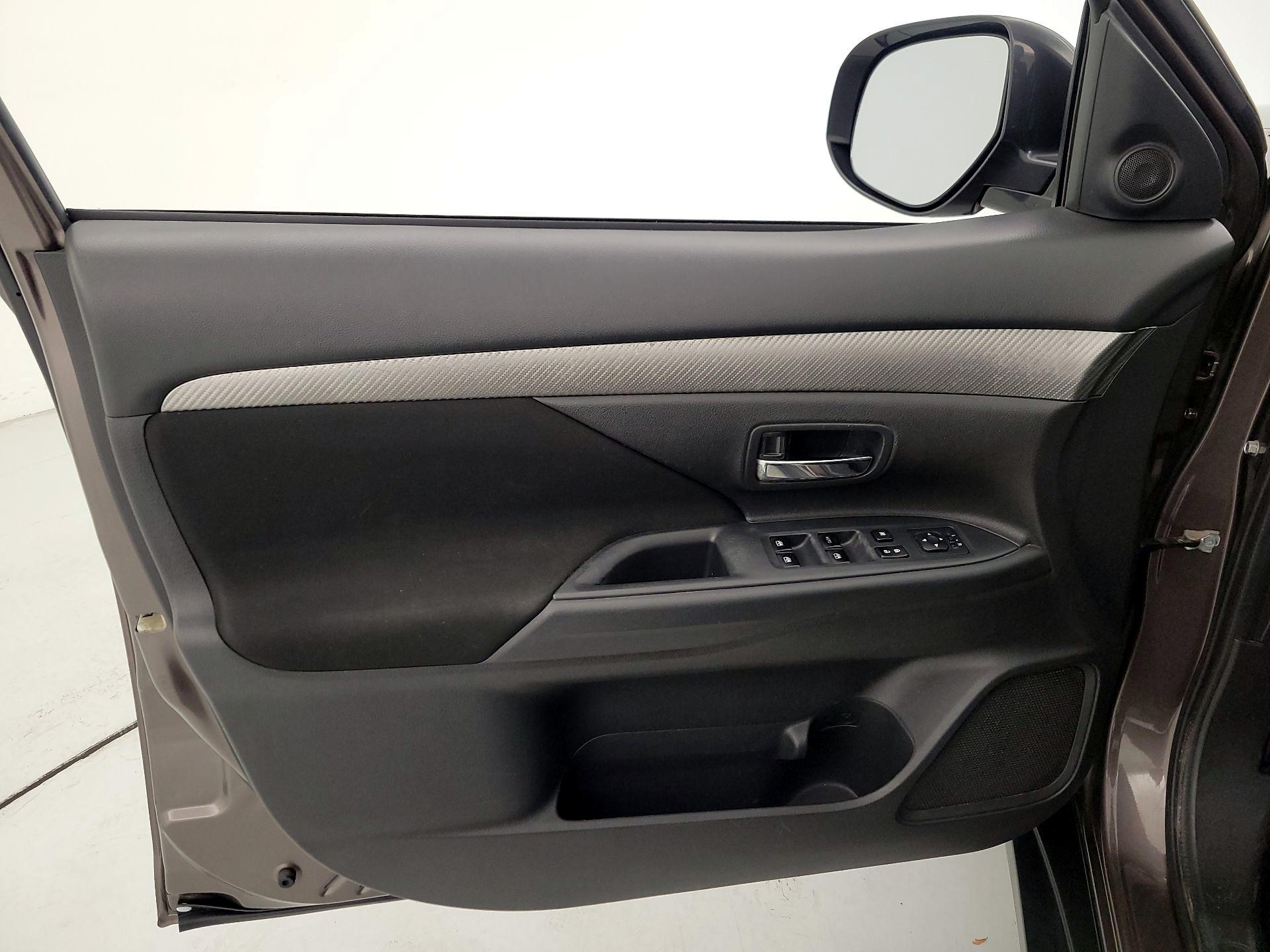 Thumbnail: 2017 Mitsubishi Outlander - 12