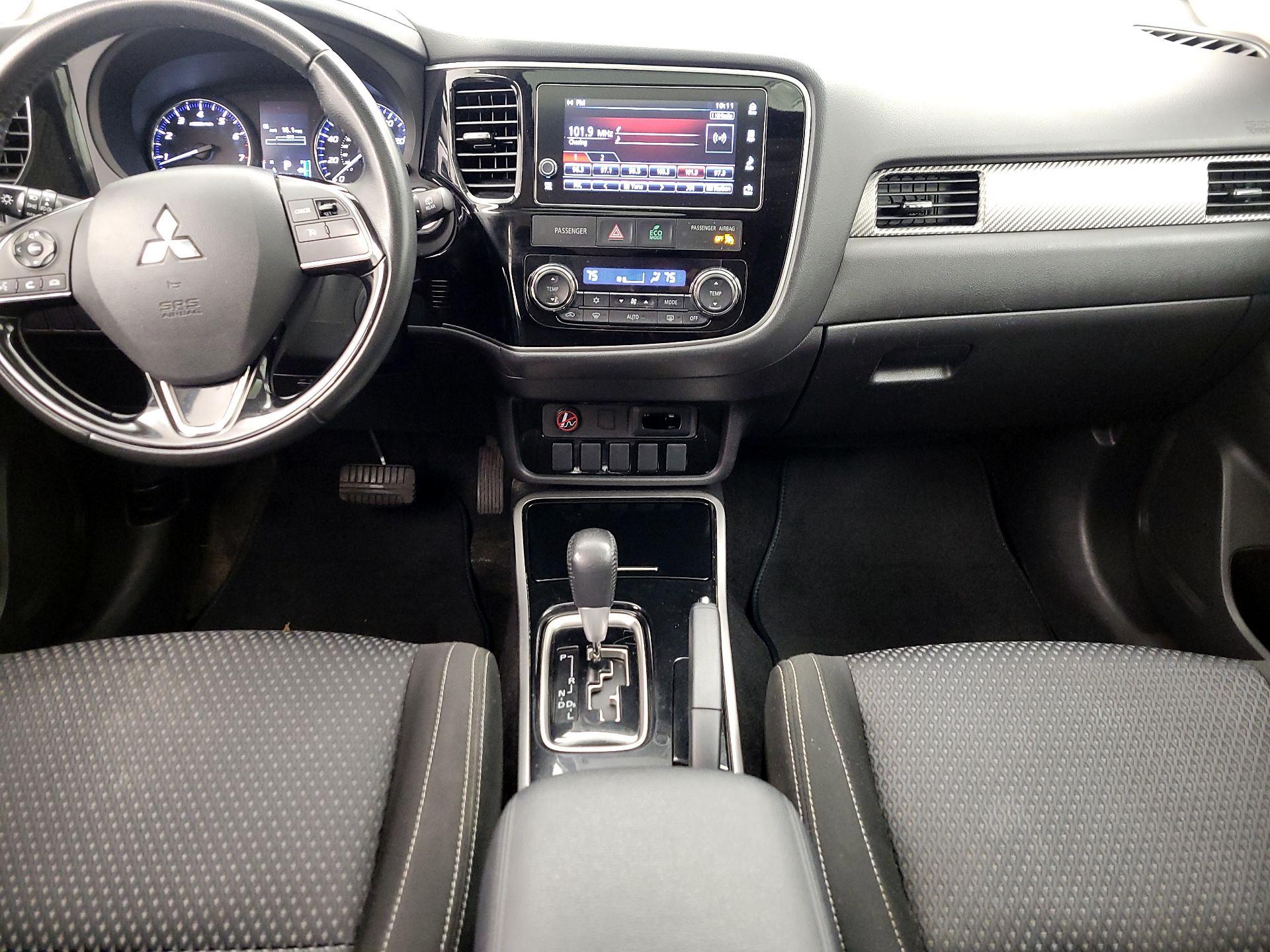 Thumbnail: 2017 Mitsubishi Outlander - 17