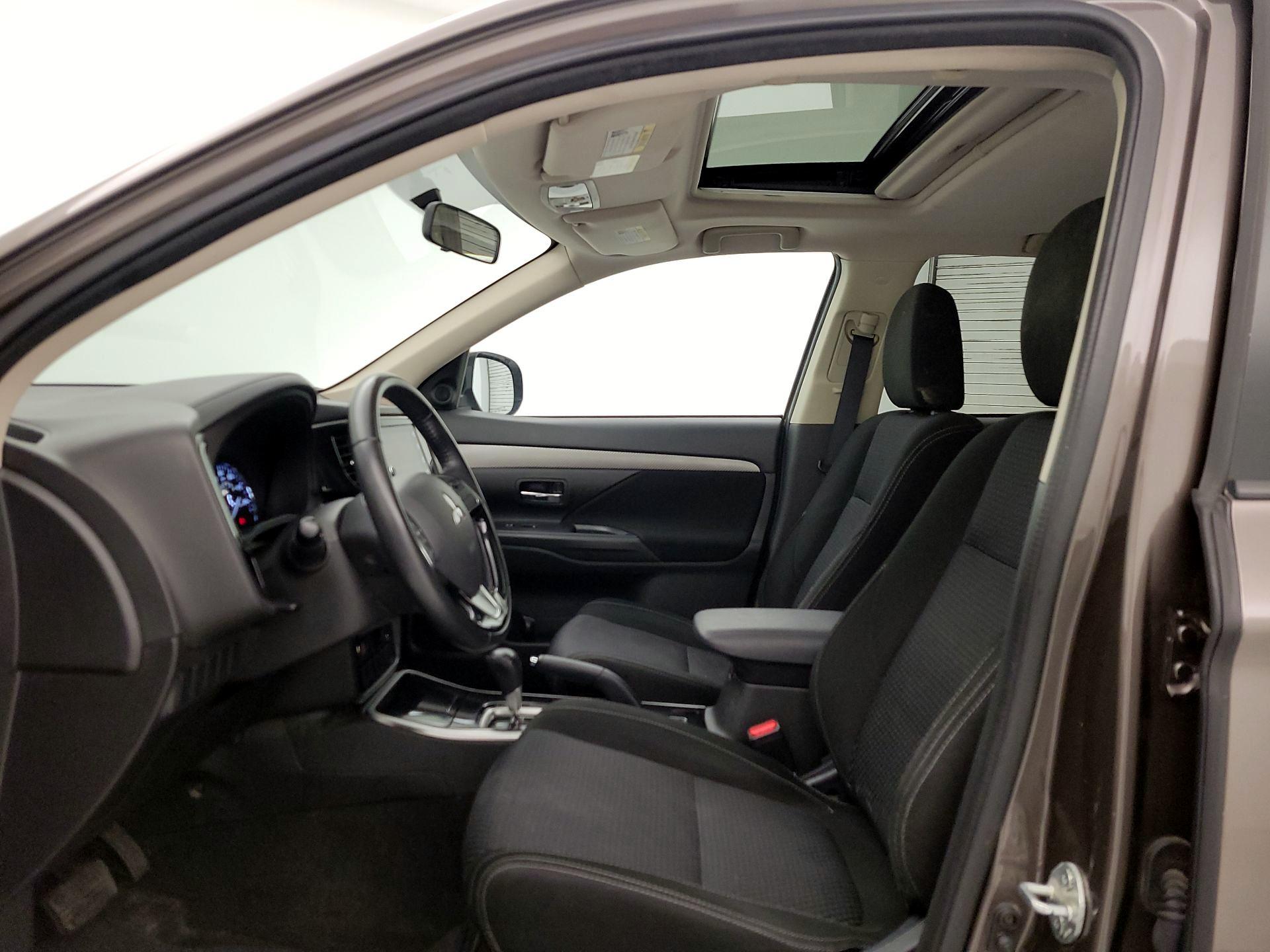 Thumbnail: 2017 Mitsubishi Outlander - 19