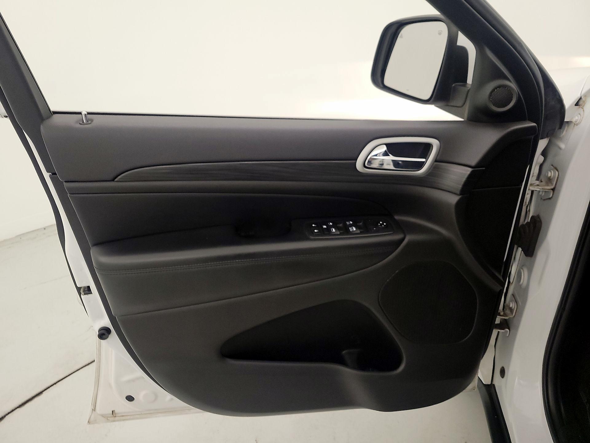 Thumbnail: 2020 Jeep Grand Cherokee - 12