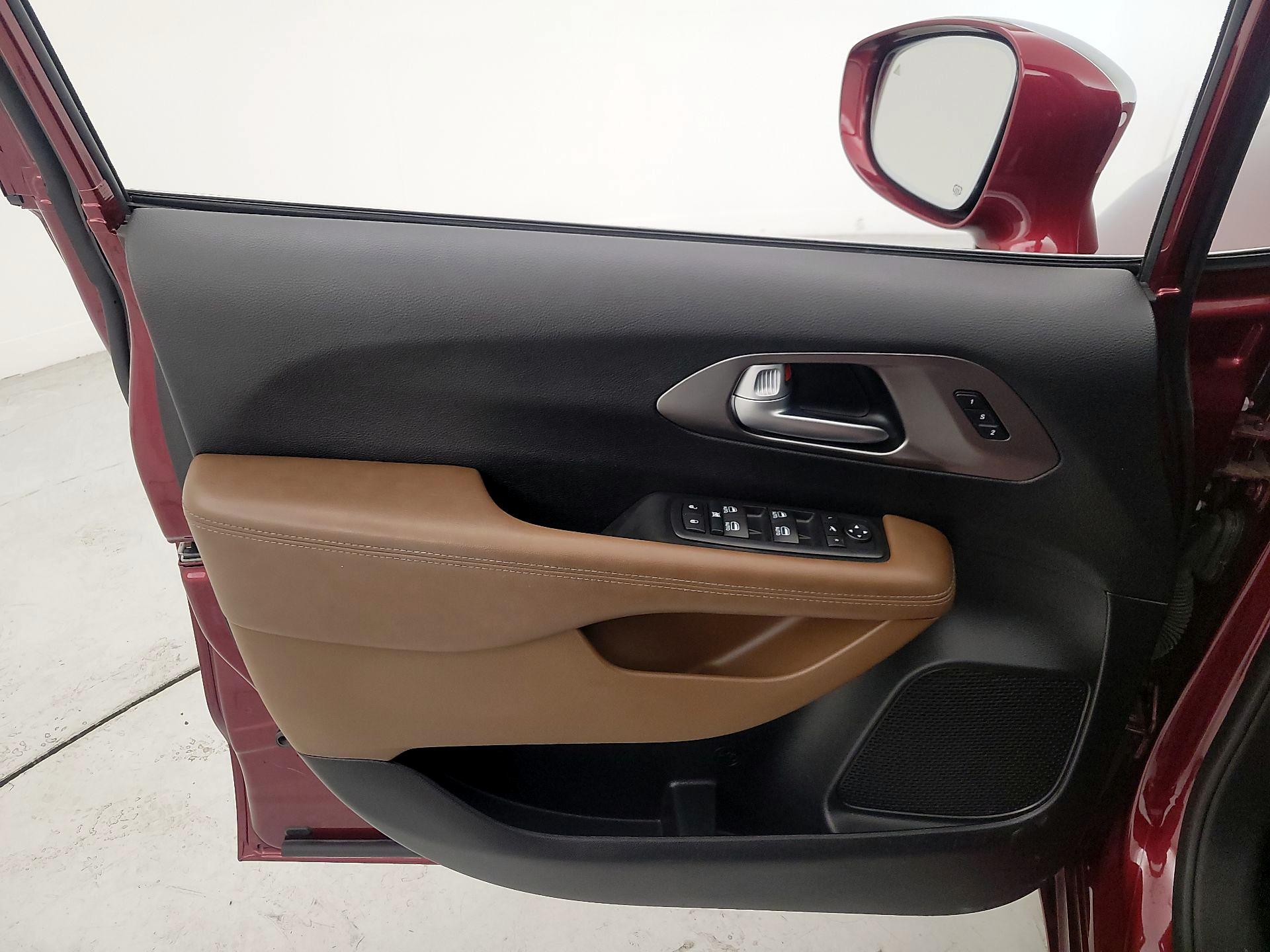 Thumbnail: 2017 Chrysler Pacifica - 12