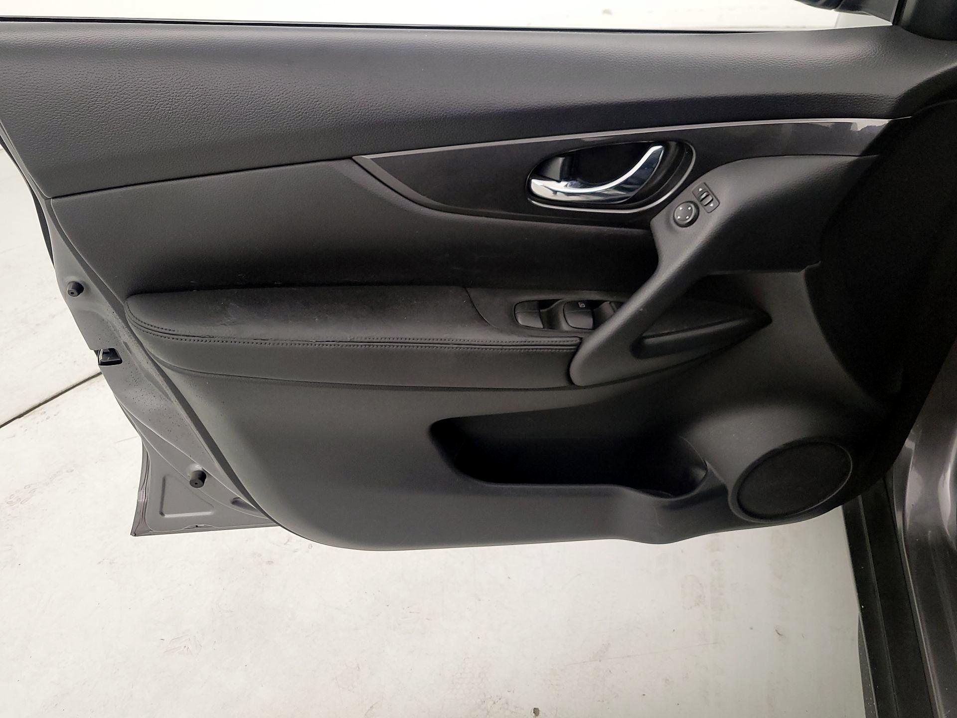 Thumbnail: 2017 Nissan Rogue - 12