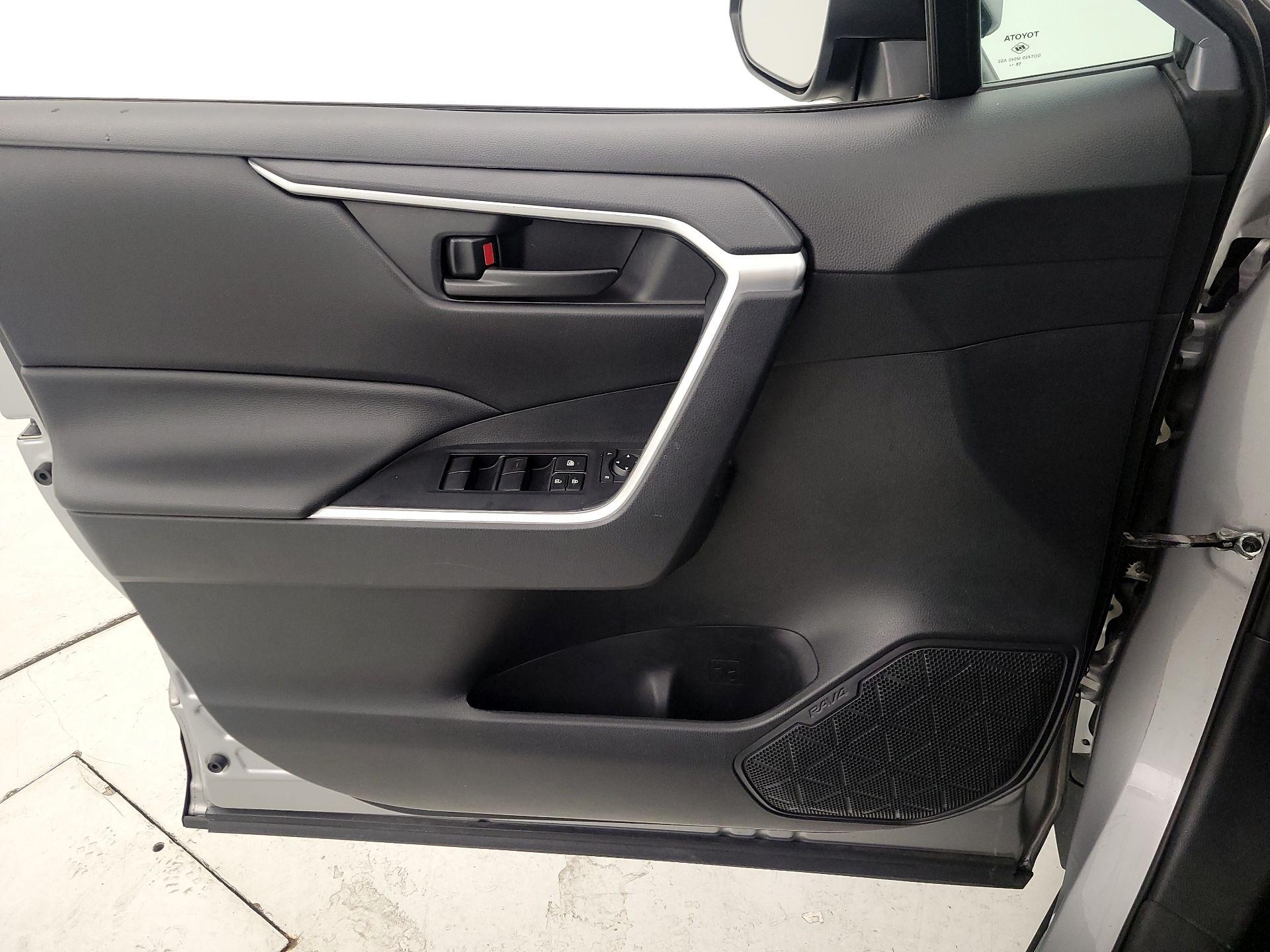 Thumbnail: 2019 Toyota RAV4 - 12