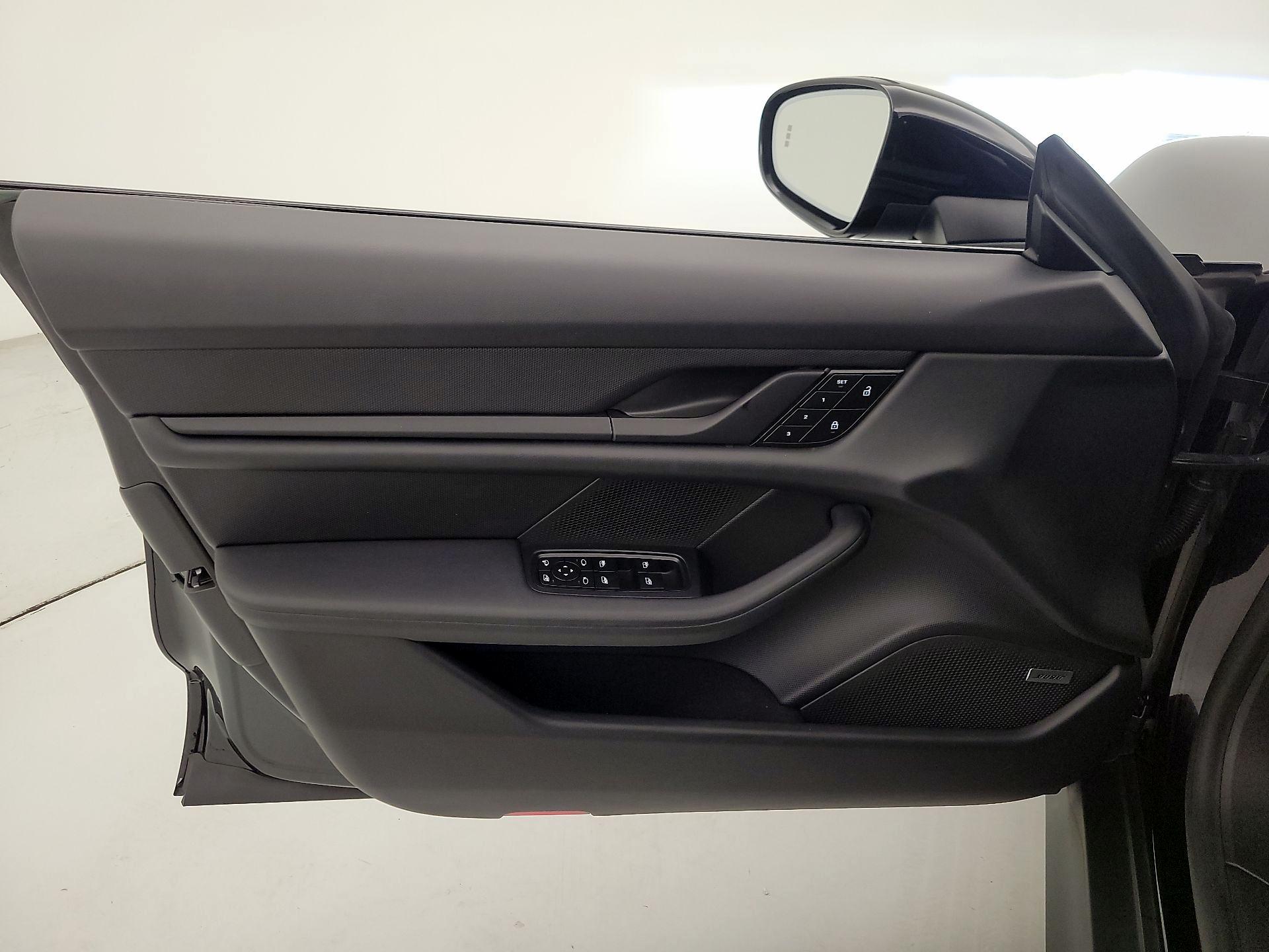 Thumbnail: 2022 Porsche Taycan - 12