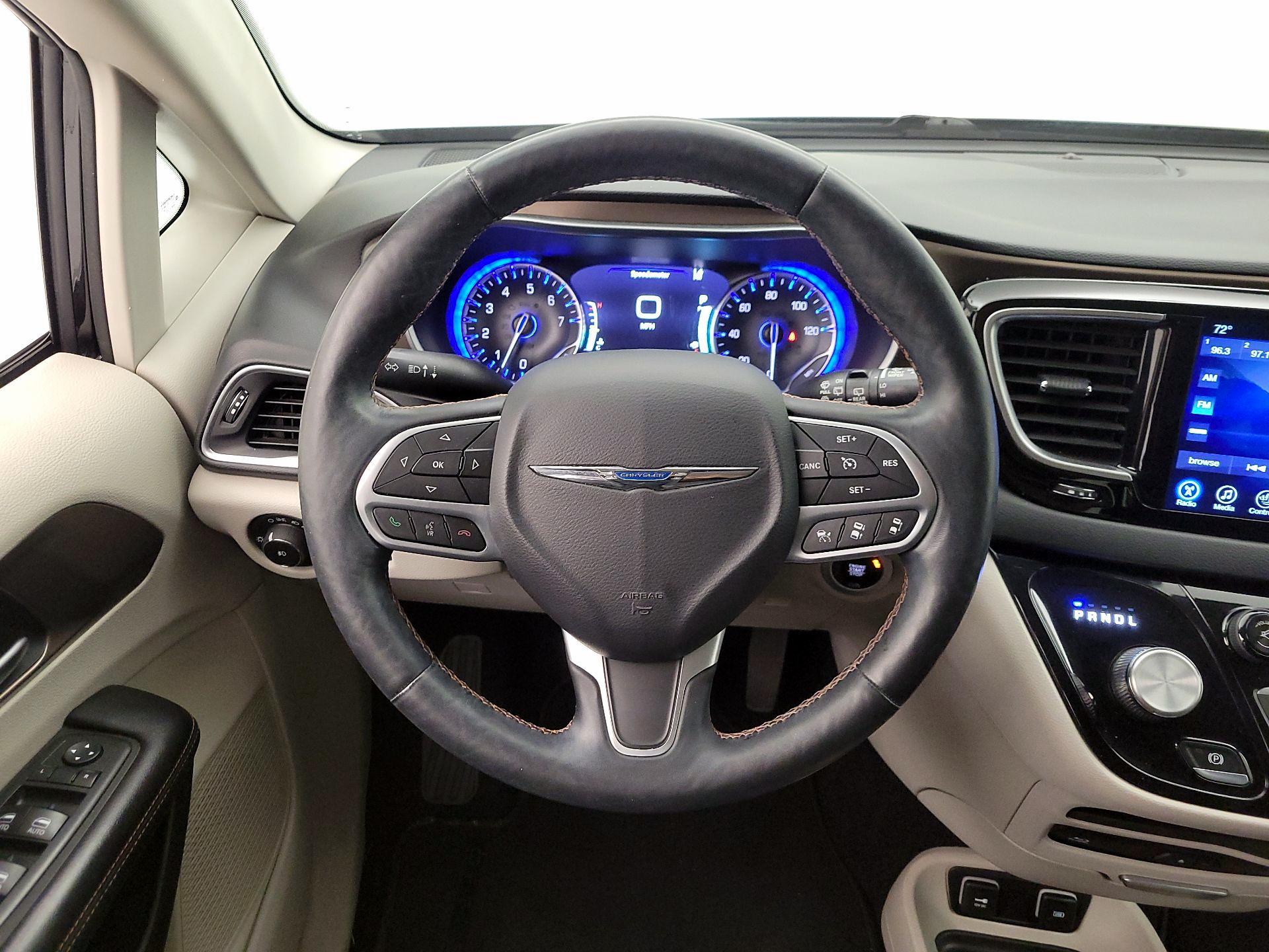 Thumbnail: 2017 Chrysler Pacifica - 10