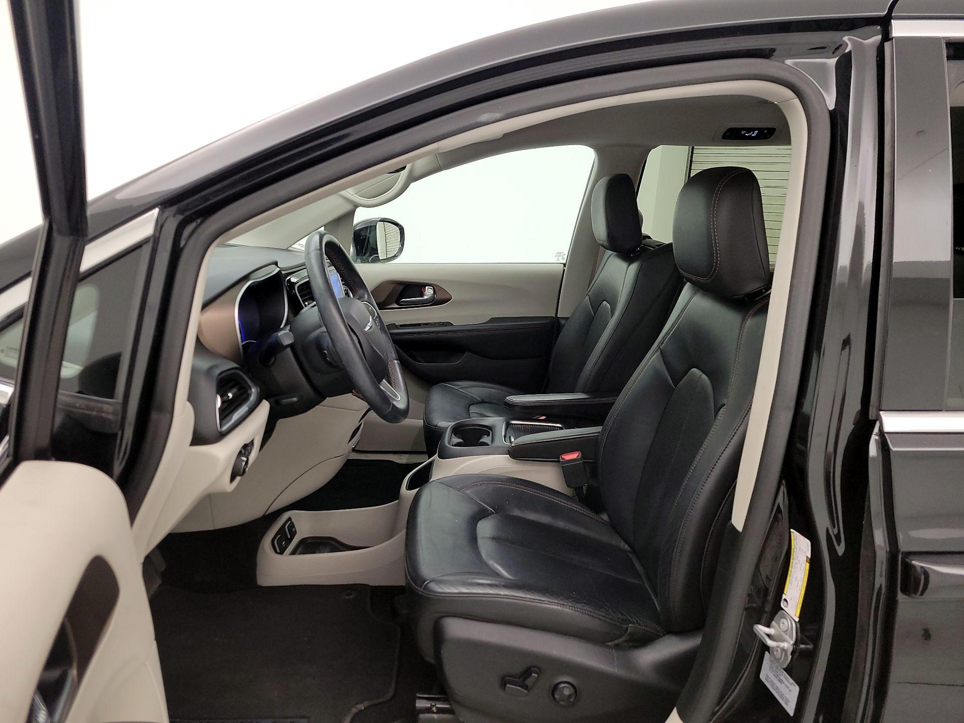 Thumbnail: 2017 Chrysler Pacifica - 11