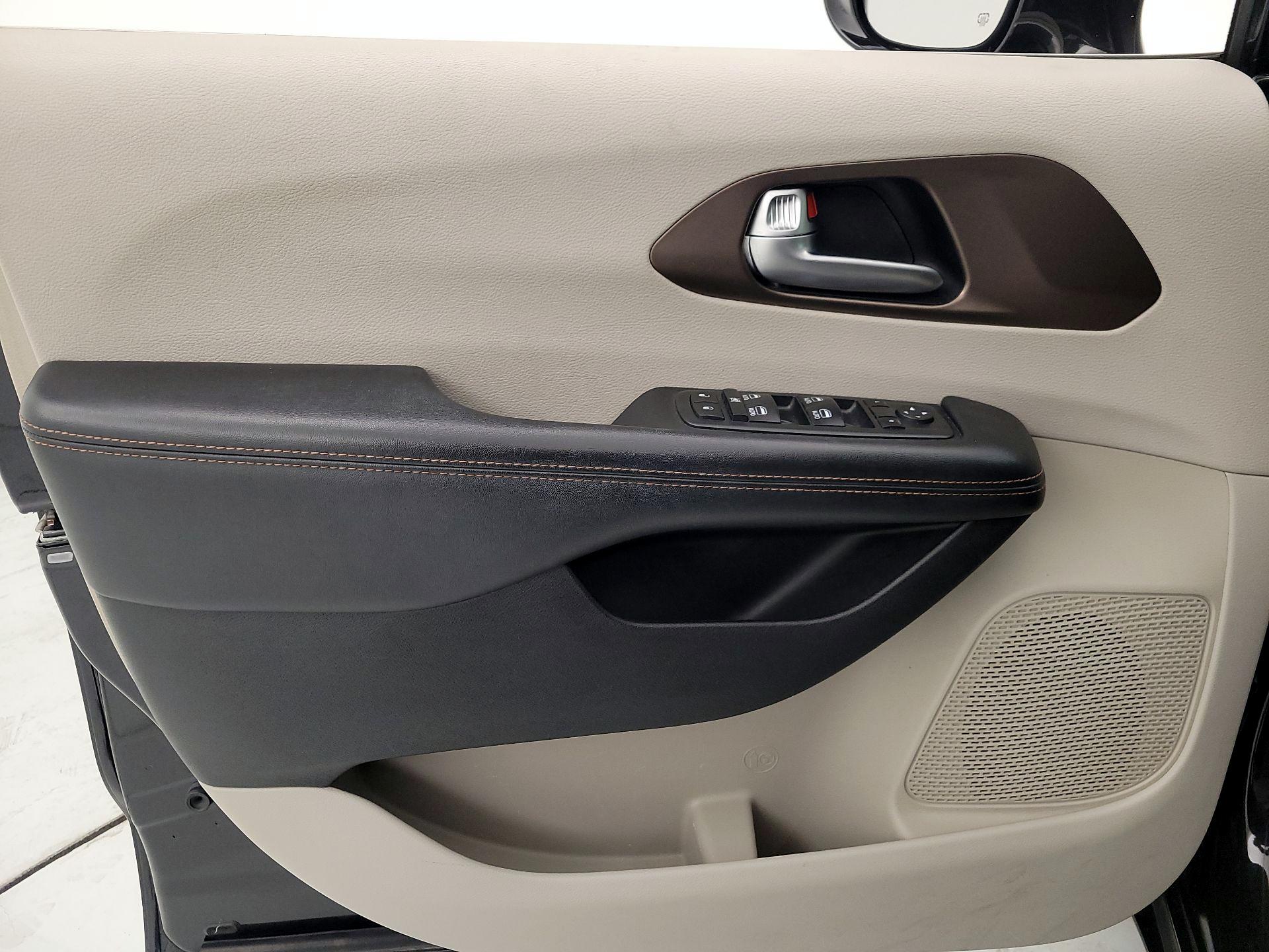 Thumbnail: 2017 Chrysler Pacifica - 12