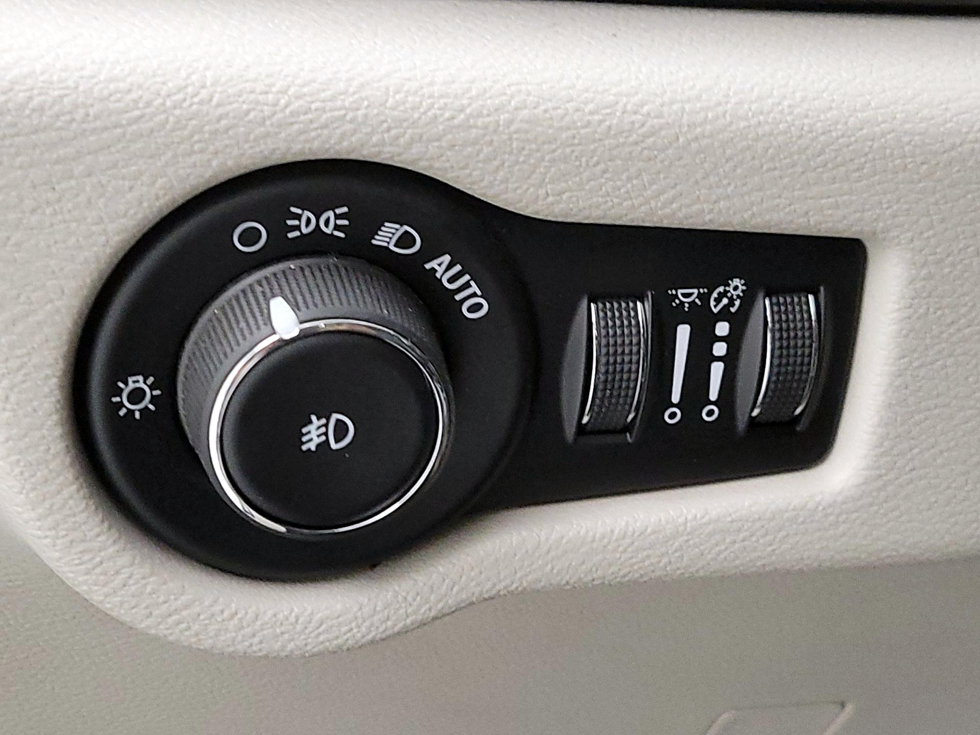 Thumbnail: 2017 Chrysler Pacifica - 13