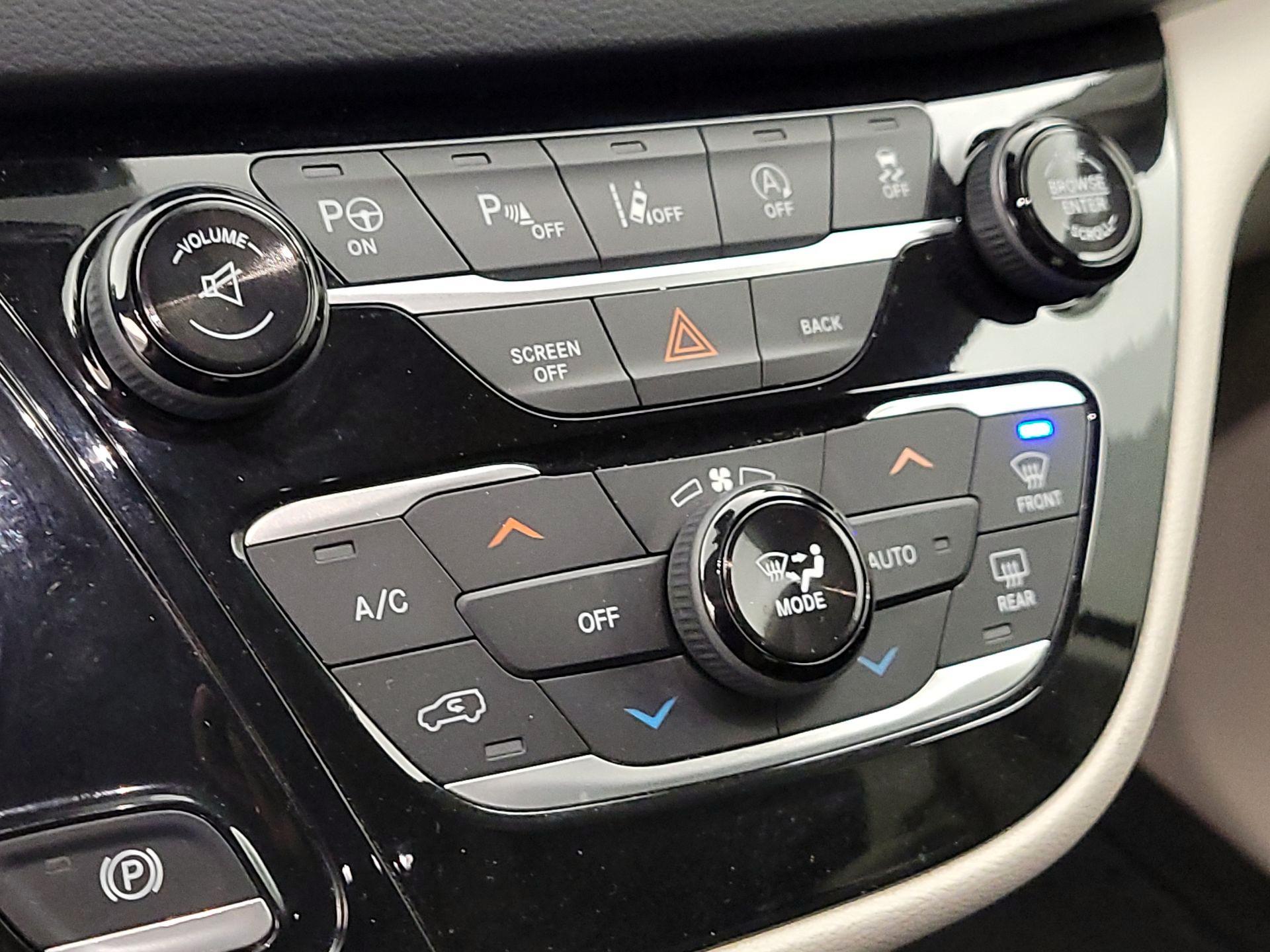 Thumbnail: 2017 Chrysler Pacifica - 17