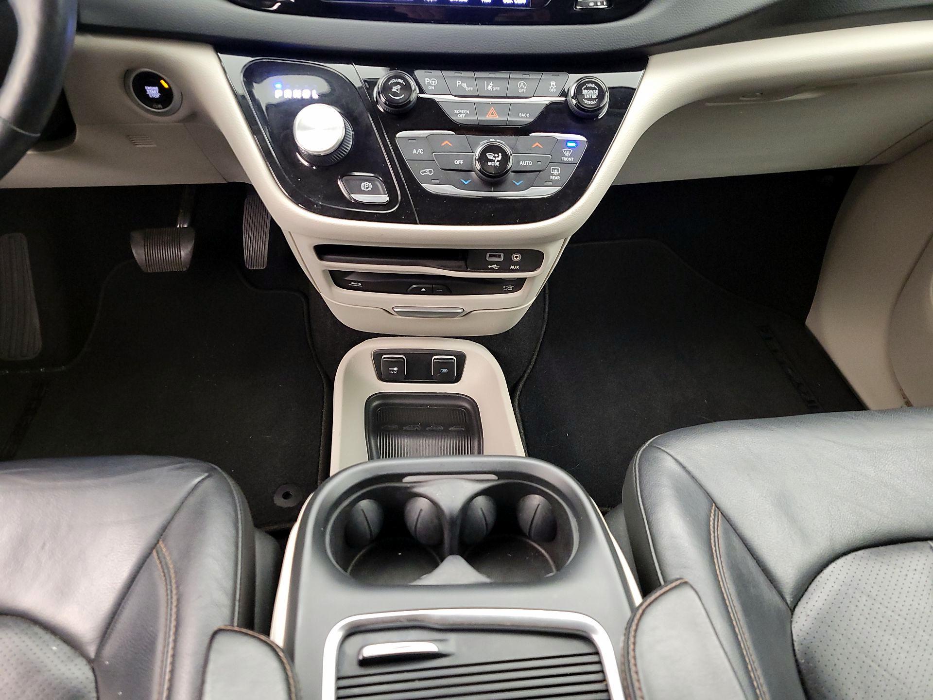 Thumbnail: 2017 Chrysler Pacifica - 18