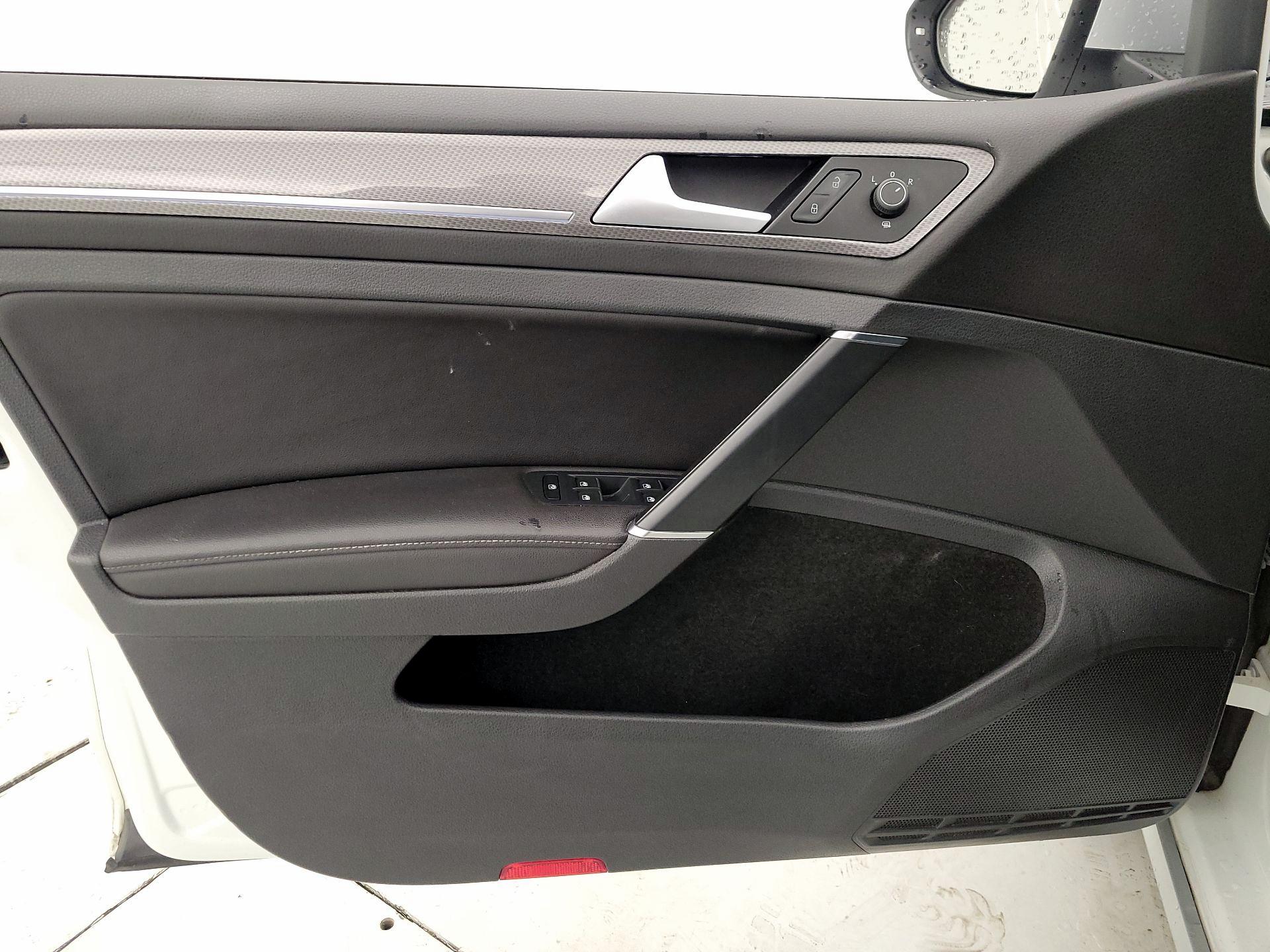 Thumbnail: 2017 Volkswagen Golf - 12