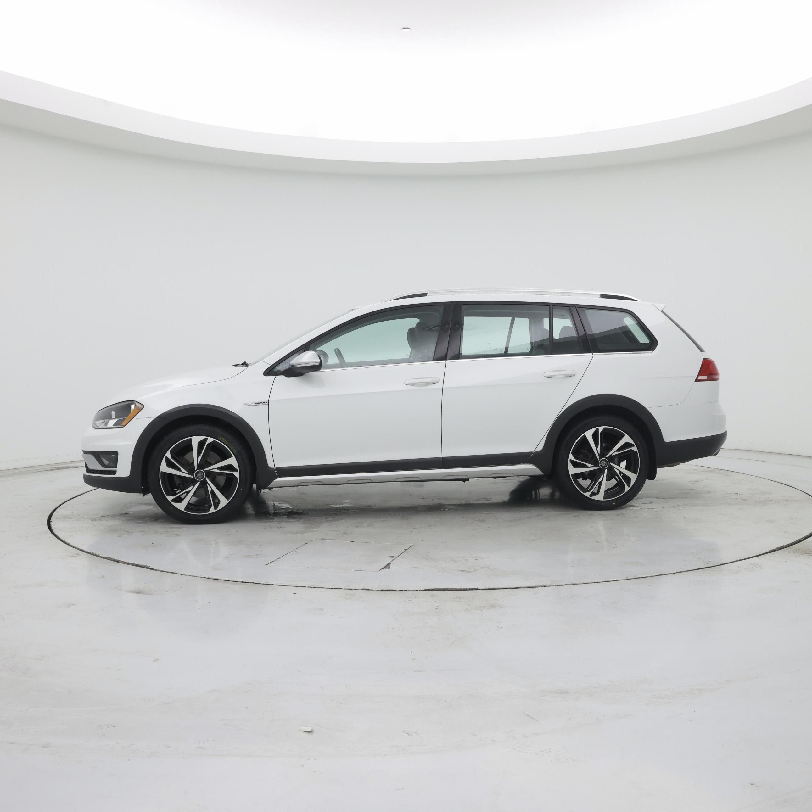 Thumbnail: 2017 Volkswagen Golf - 3