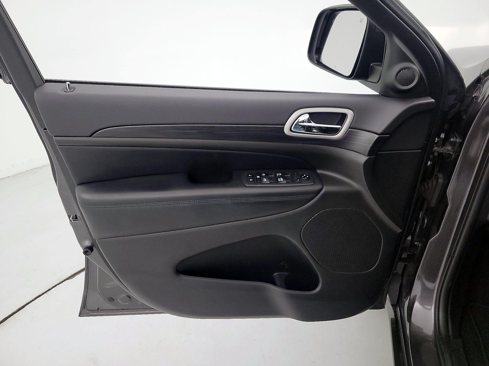 Thumbnail: 2020 Jeep Grand Cherokee - 12