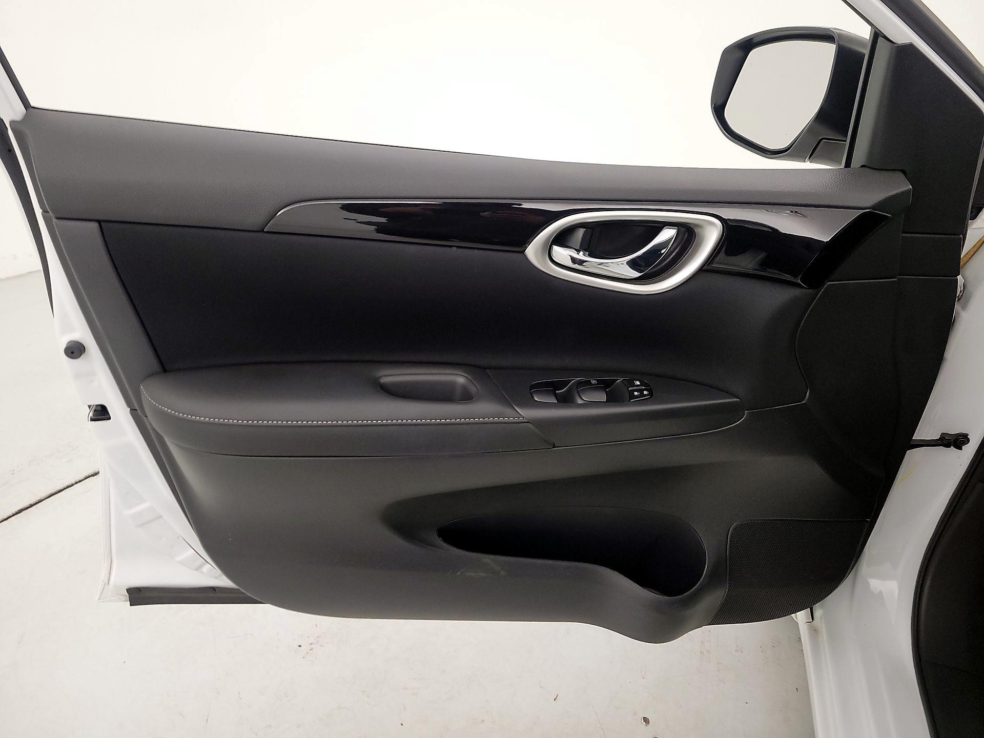 Thumbnail: 2016 Nissan Sentra - 12