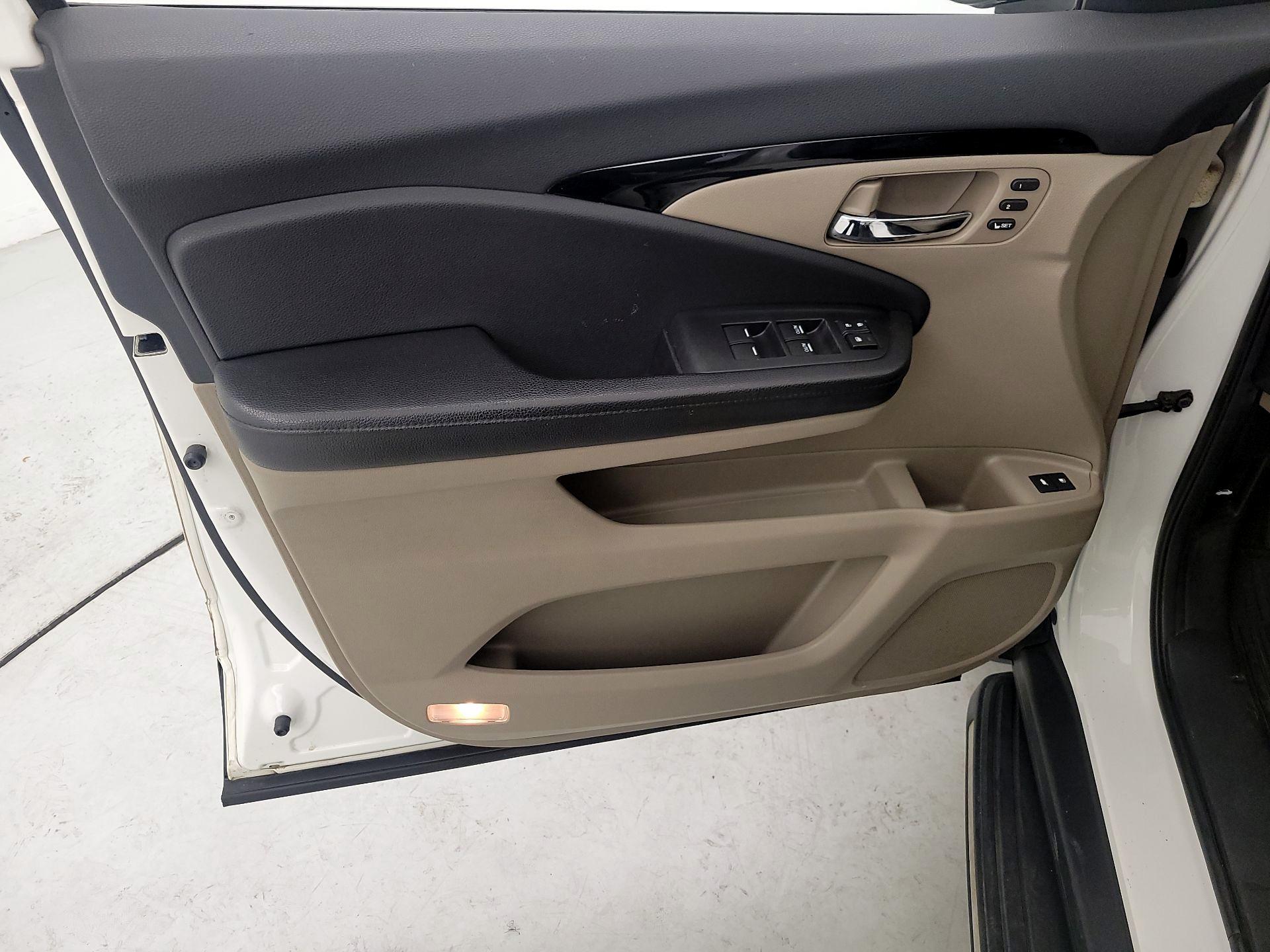 Thumbnail: 2017 Honda Pilot - 12