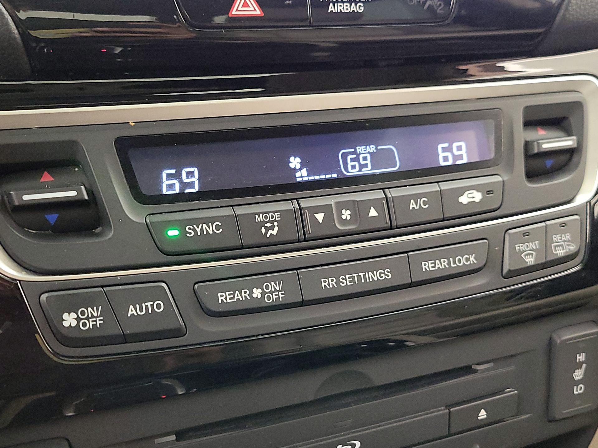 Thumbnail: 2017 Honda Pilot - 17