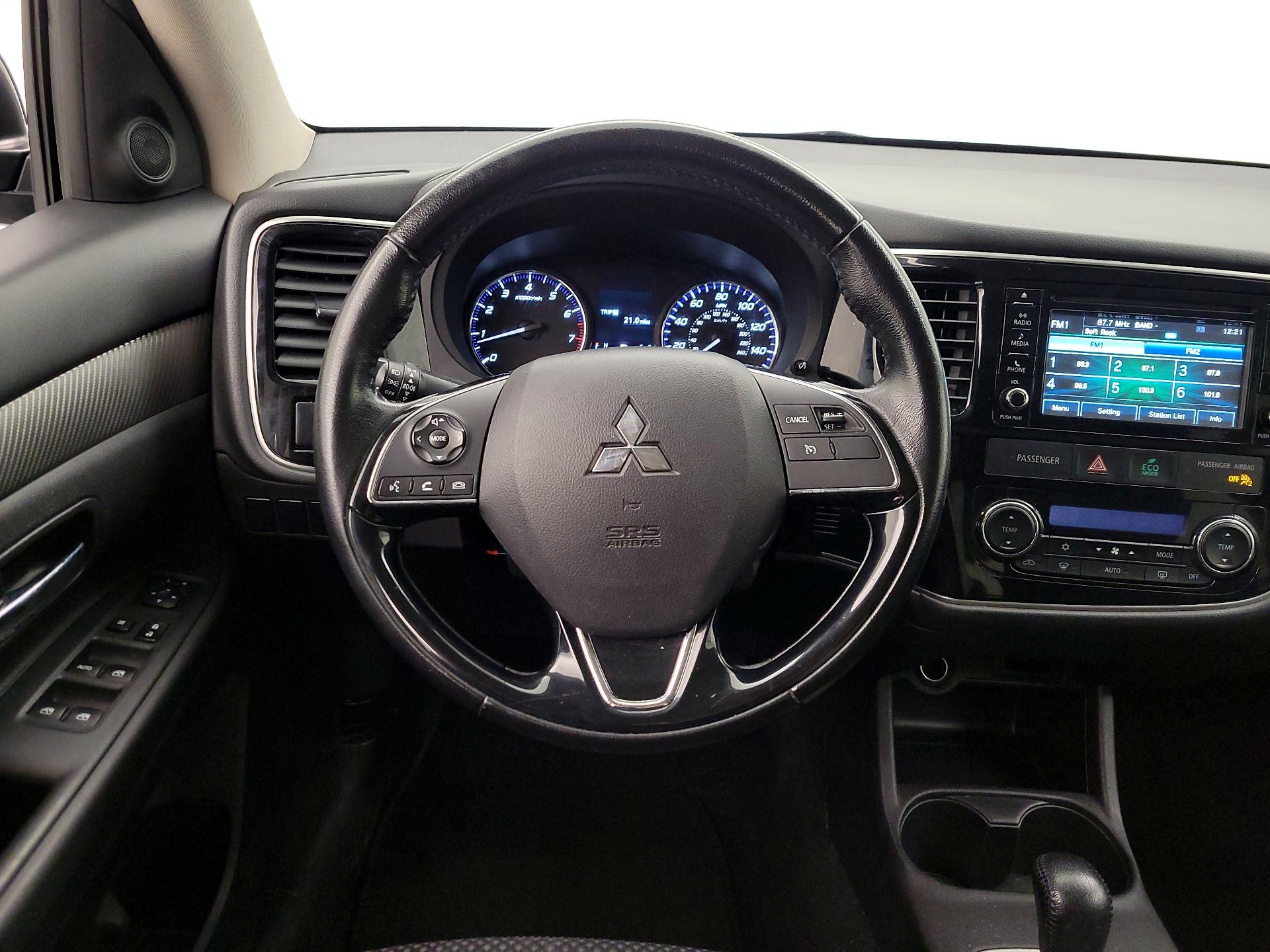 Thumbnail: 2016 Mitsubishi Outlander - 10