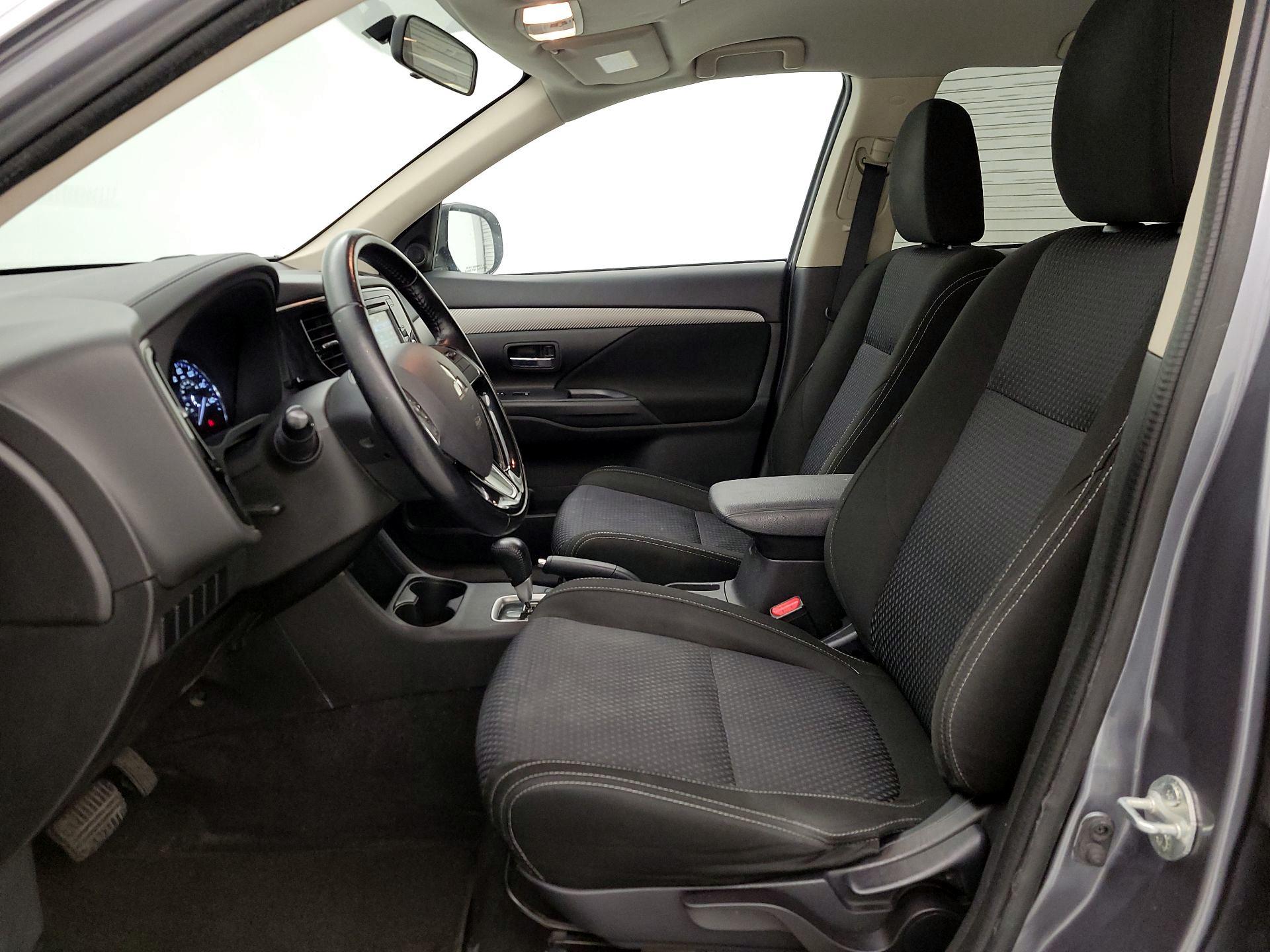 Thumbnail: 2016 Mitsubishi Outlander - 11