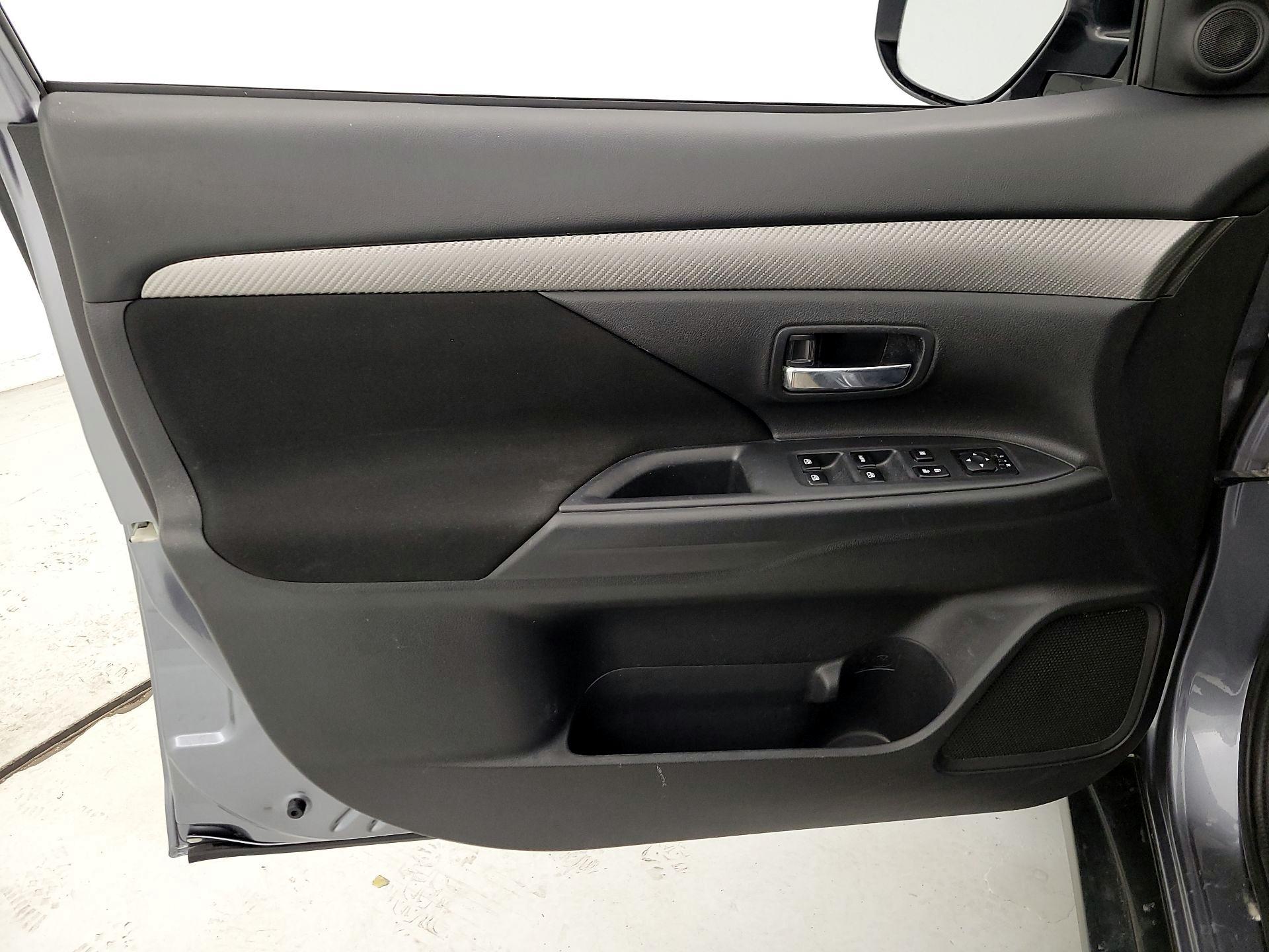 Thumbnail: 2016 Mitsubishi Outlander - 12