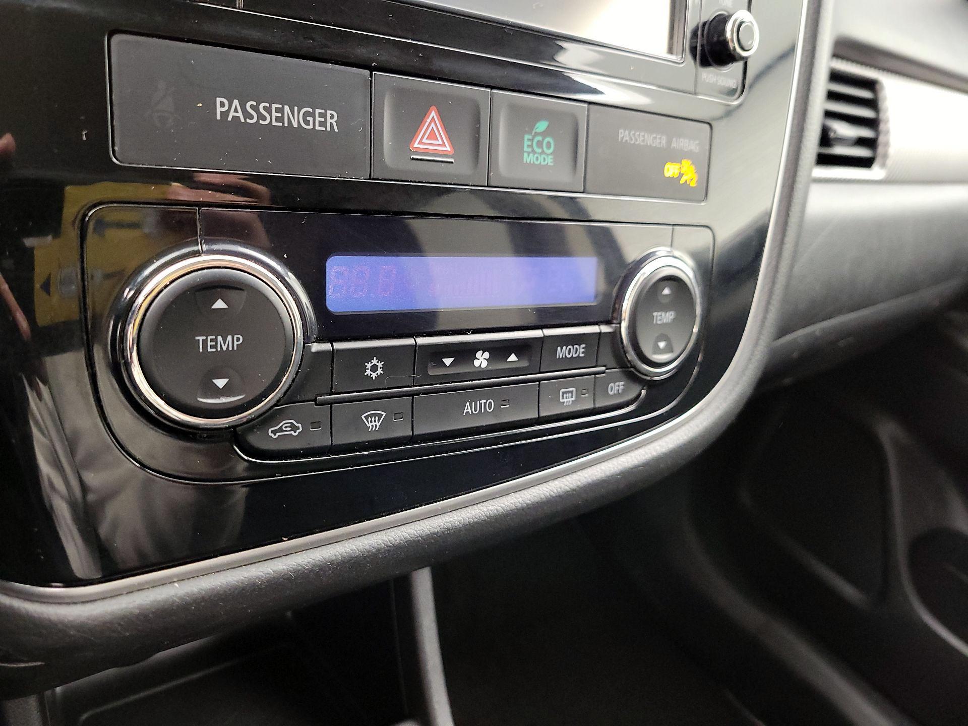 Thumbnail: 2016 Mitsubishi Outlander - 16